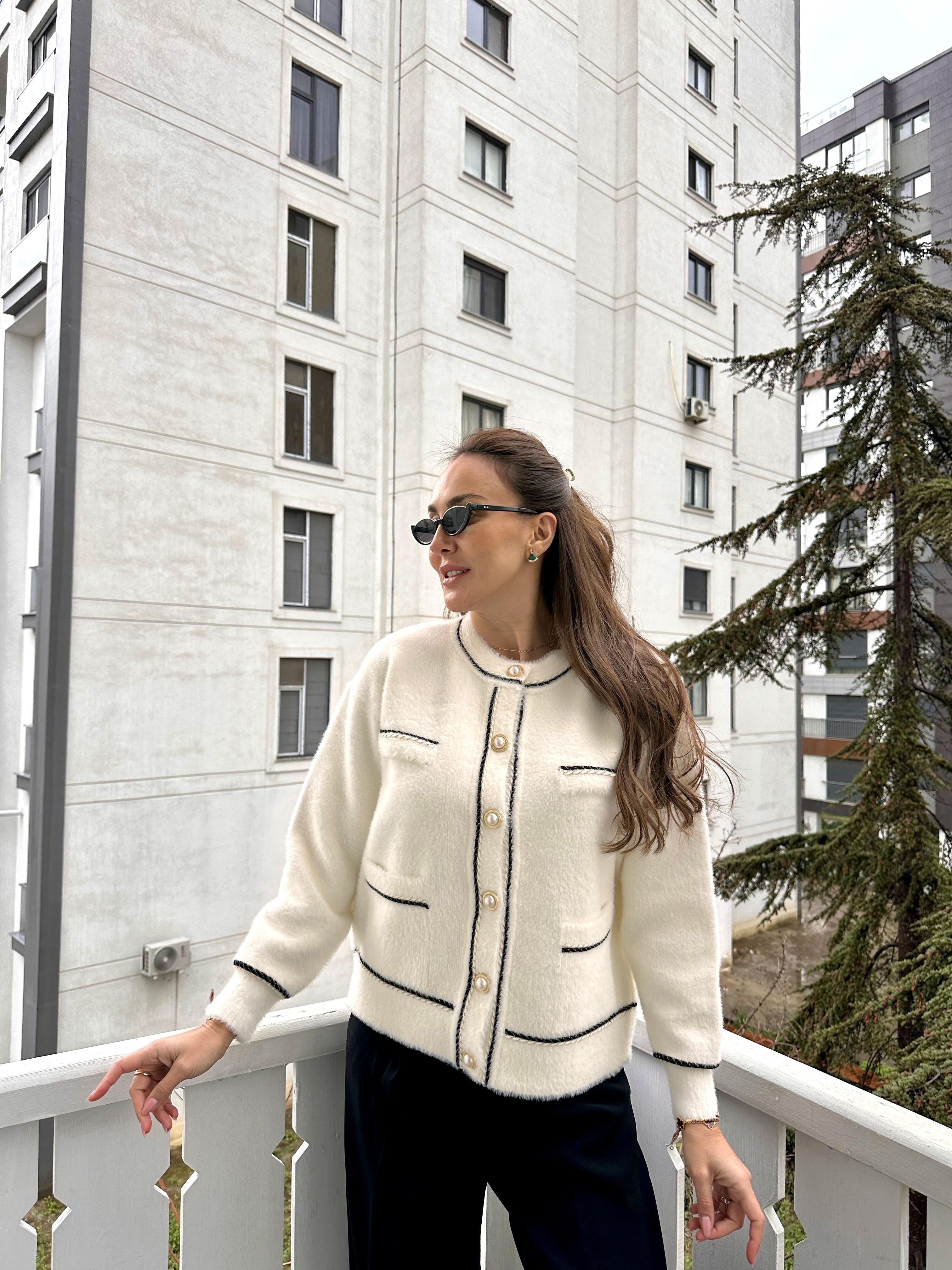 Beyaz İnci Düğme Sakallı Hırka