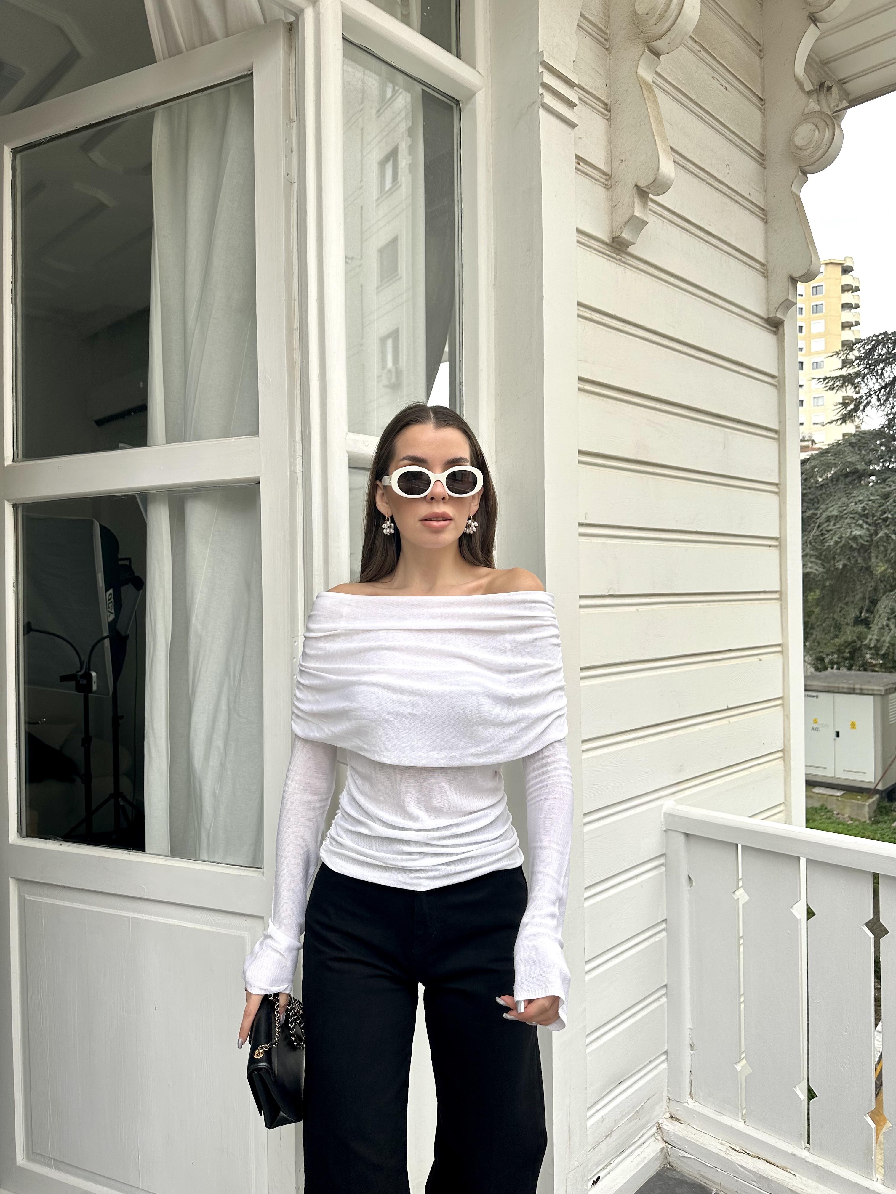 Beyaz Madonna Yaka Dökümlü Bluz