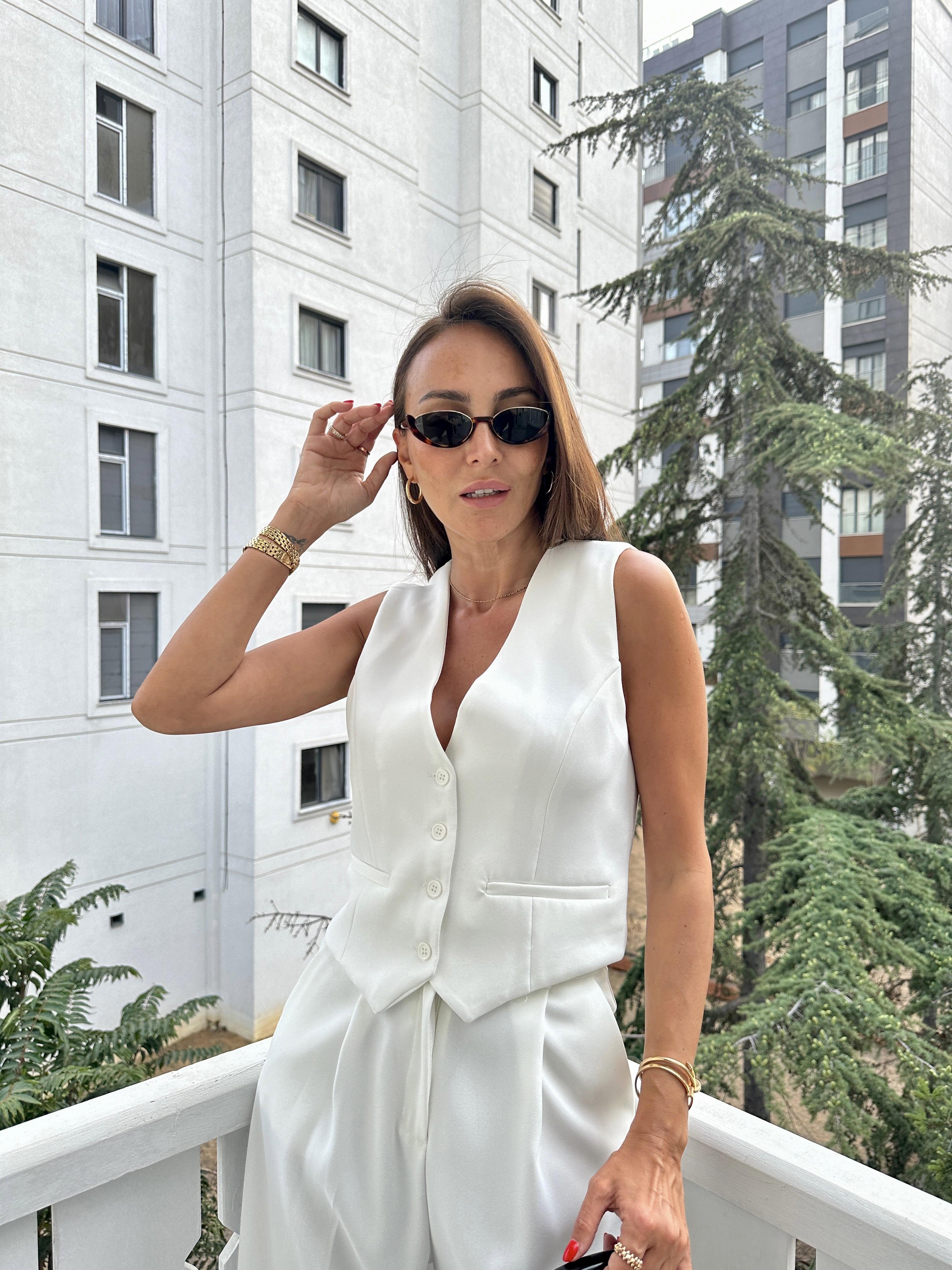 Beyaz Önden Düğmeli Yelek