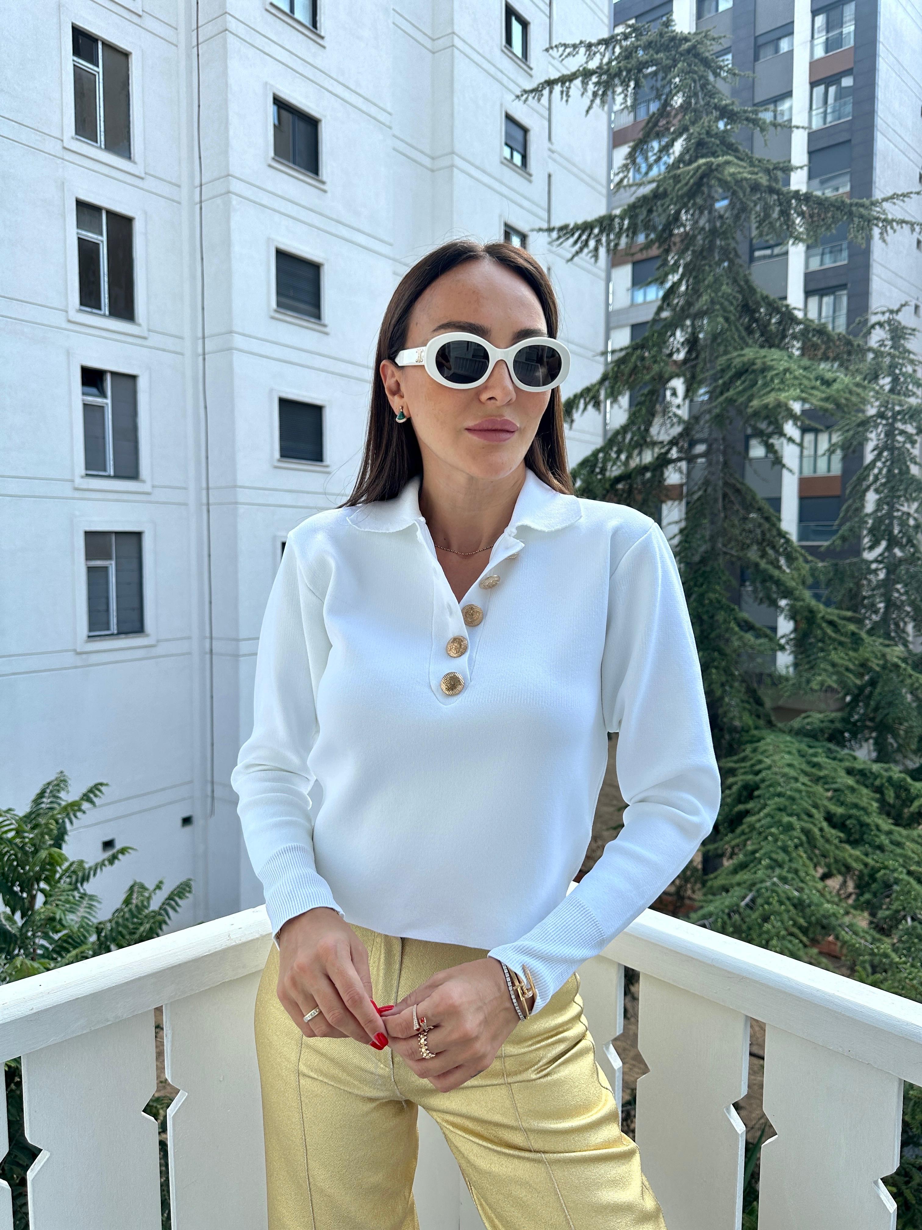 Beyaz Polo Yaka Altın Düğme Triko