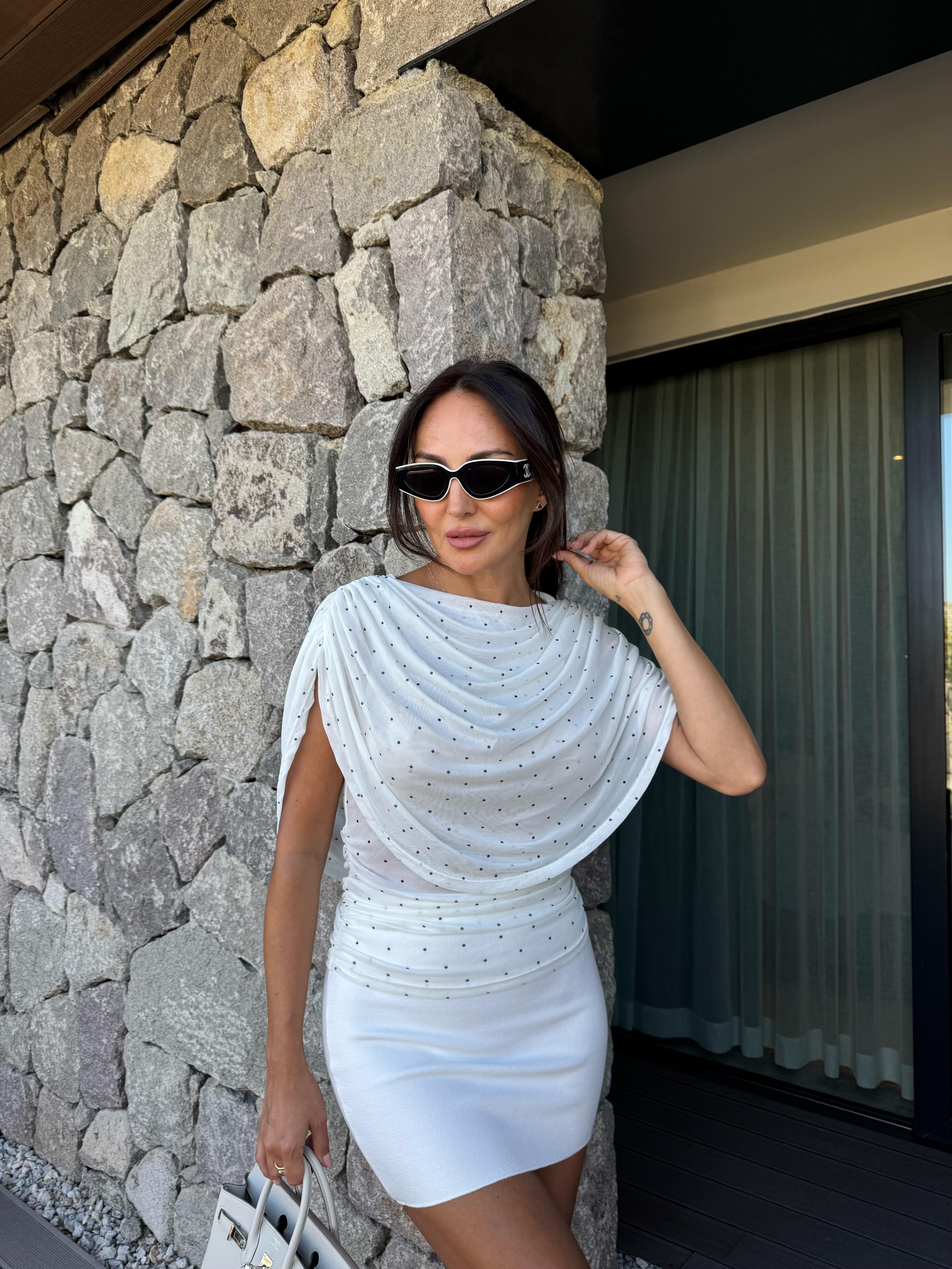 Beyaz Puantiyeli Dökümlü Bluz