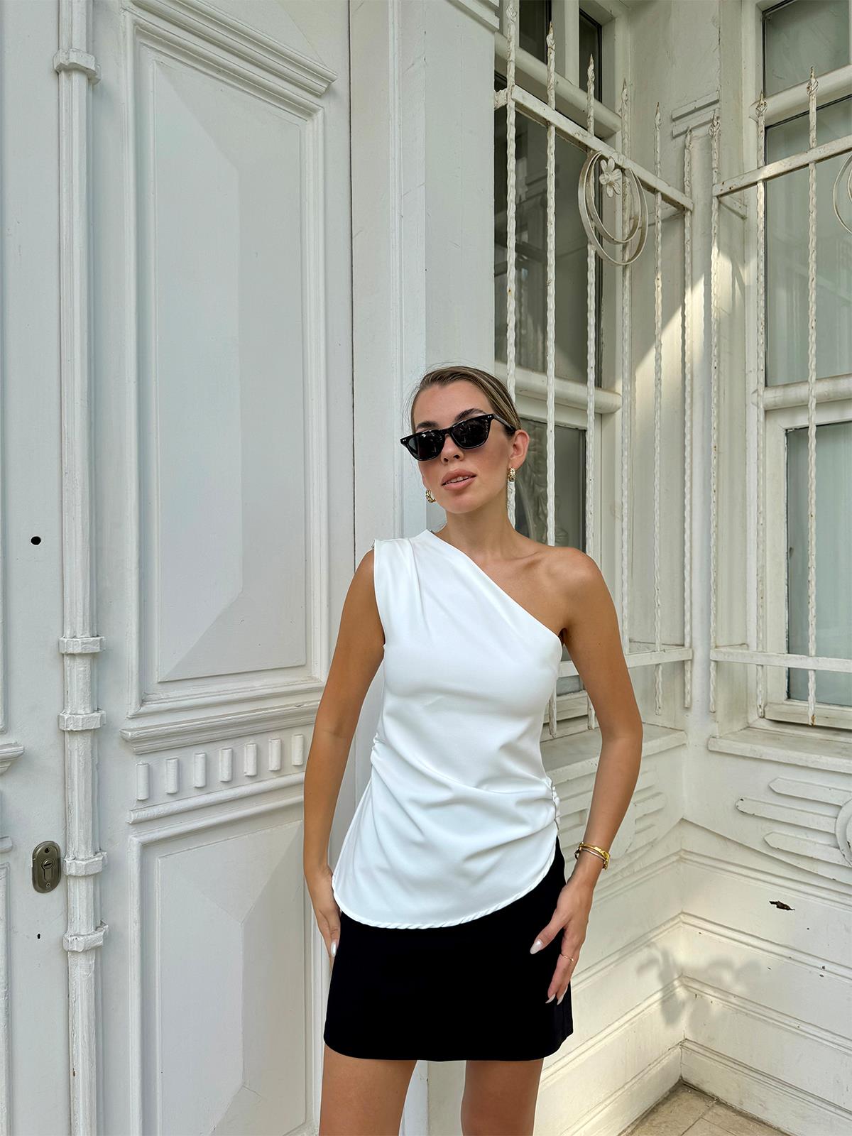 Beyaz Tek Omuz Aksesuarlı Bluz