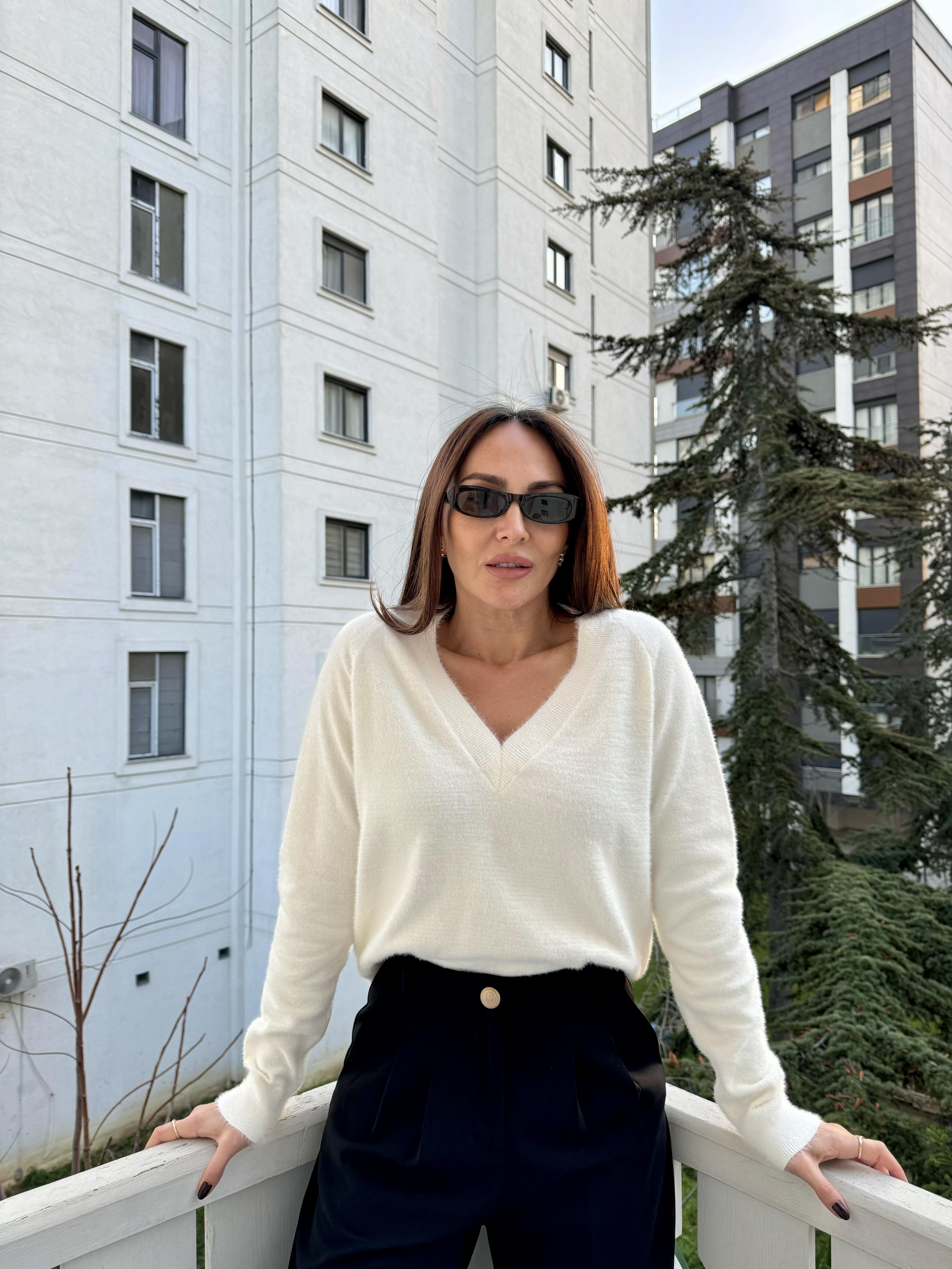 Beyaz V Yakalı Yumoş Kazak