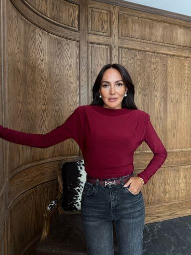 Bordo Omzu Vatkalı ve Piliseli Bluz