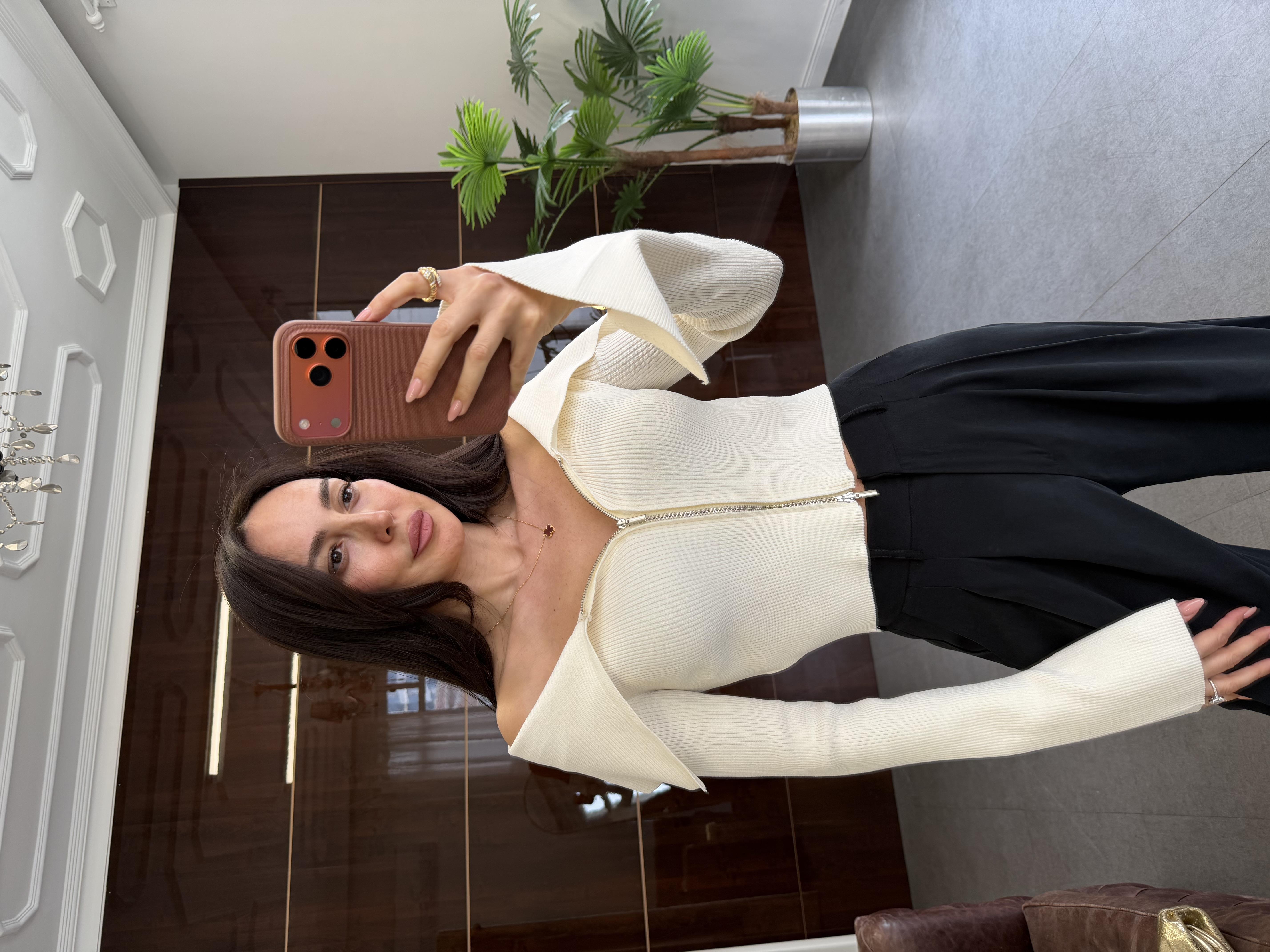 Ekru Bardot Yaka Yırtmaç Detaylı Triko