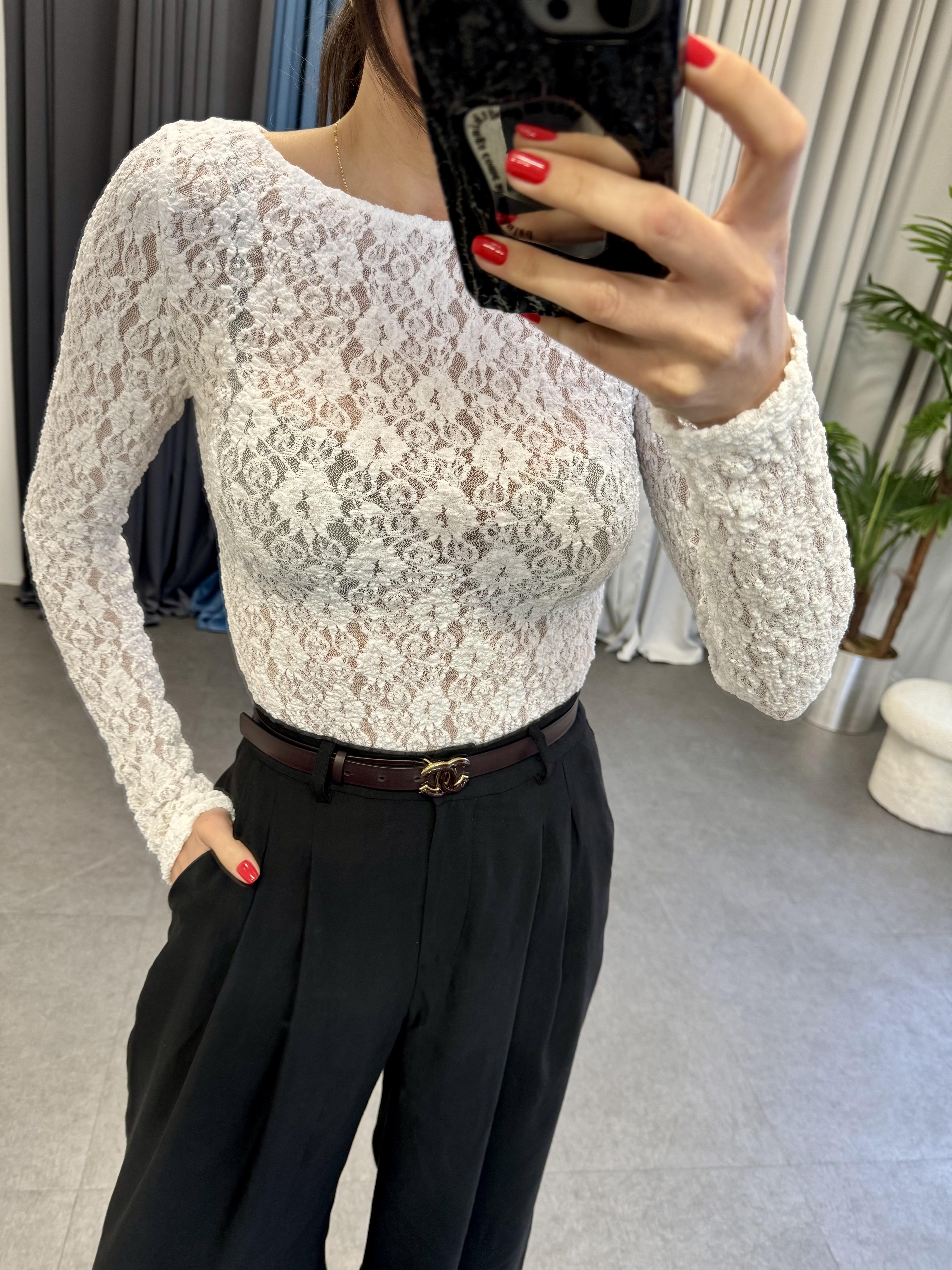 Ekru Dantel Tasarımlı Kayık Yaka Bluz