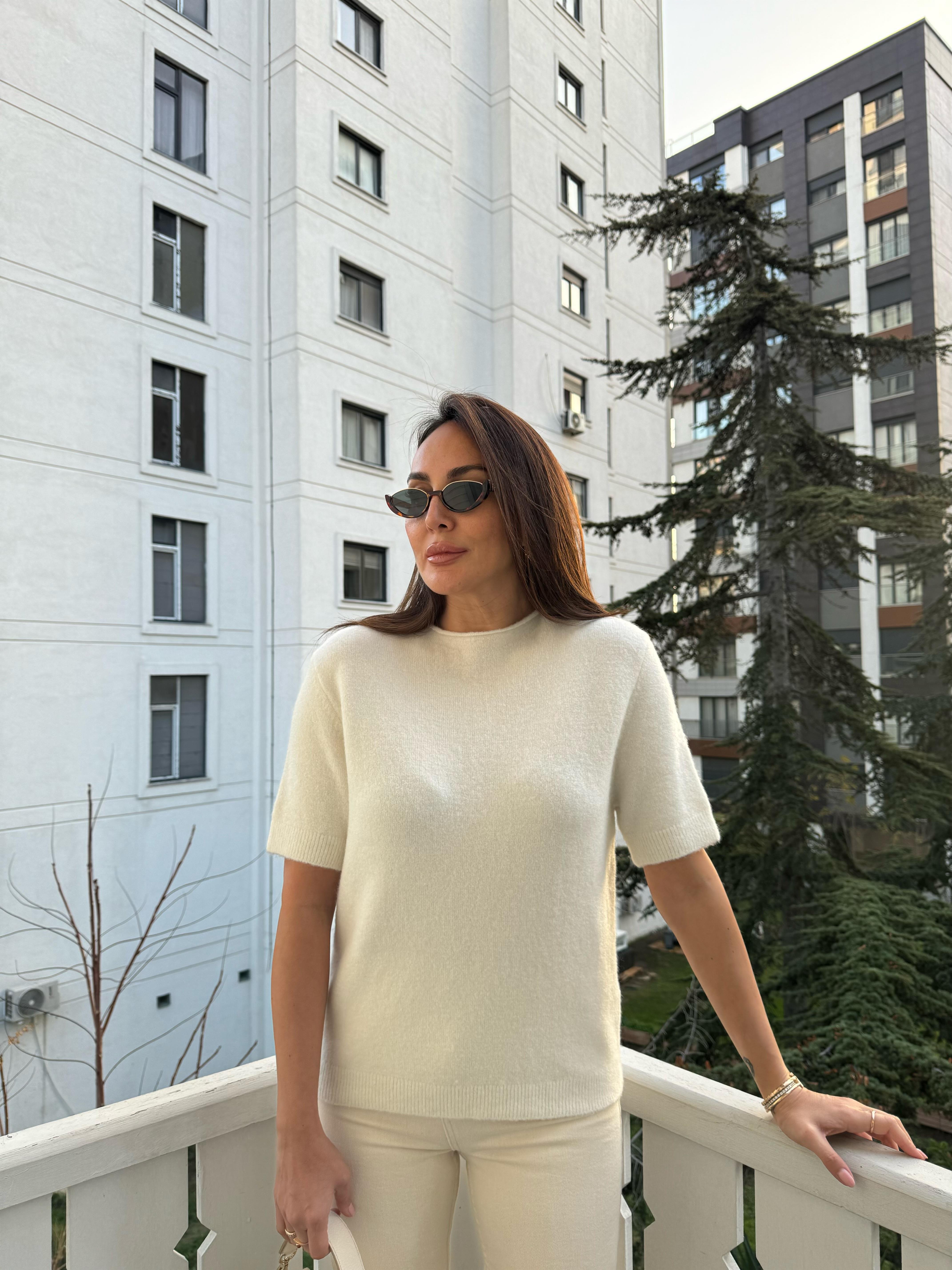 Ekru Dik Yaka Triko Kazak