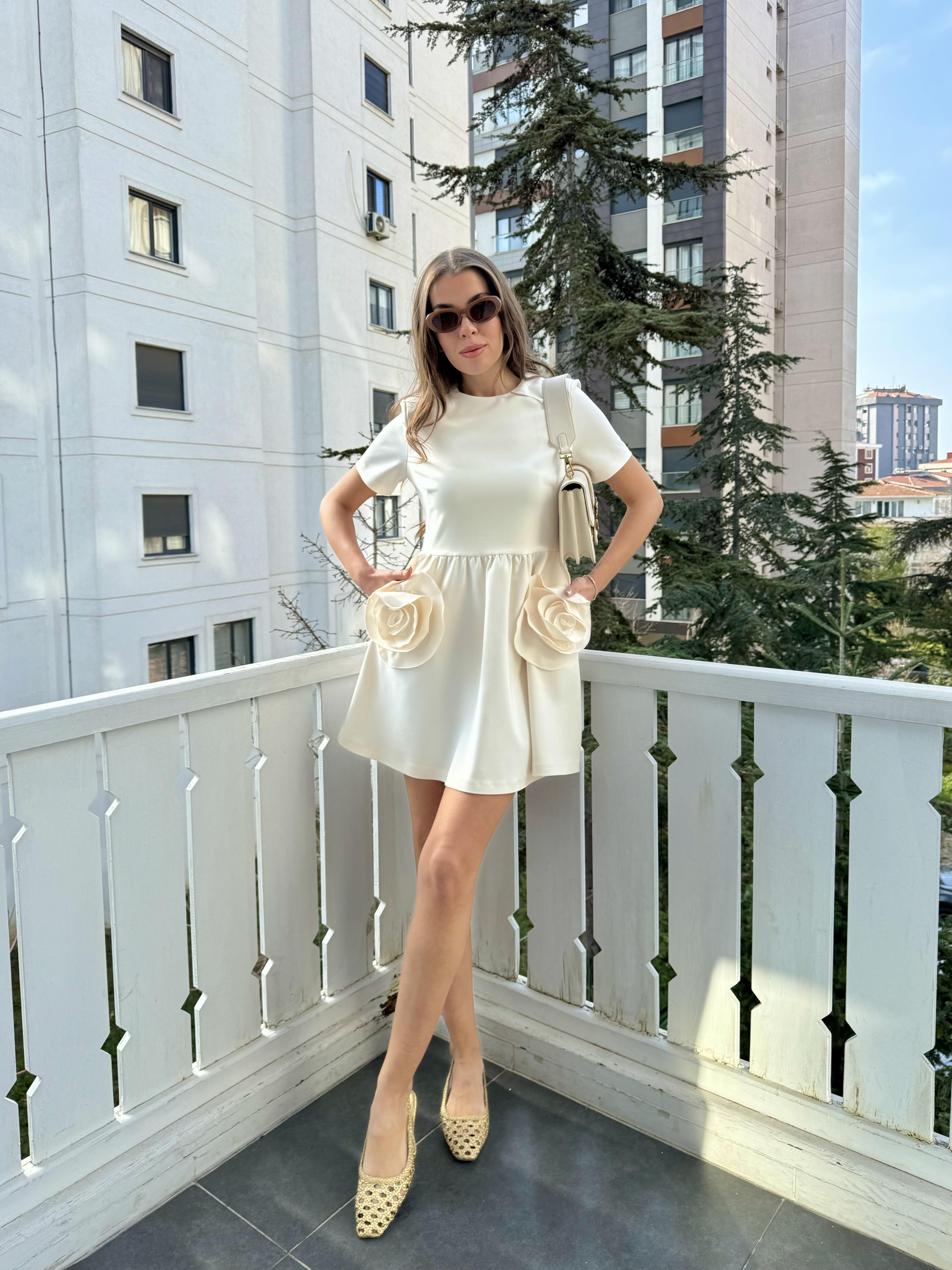 Ekru Gül Detay Elbise