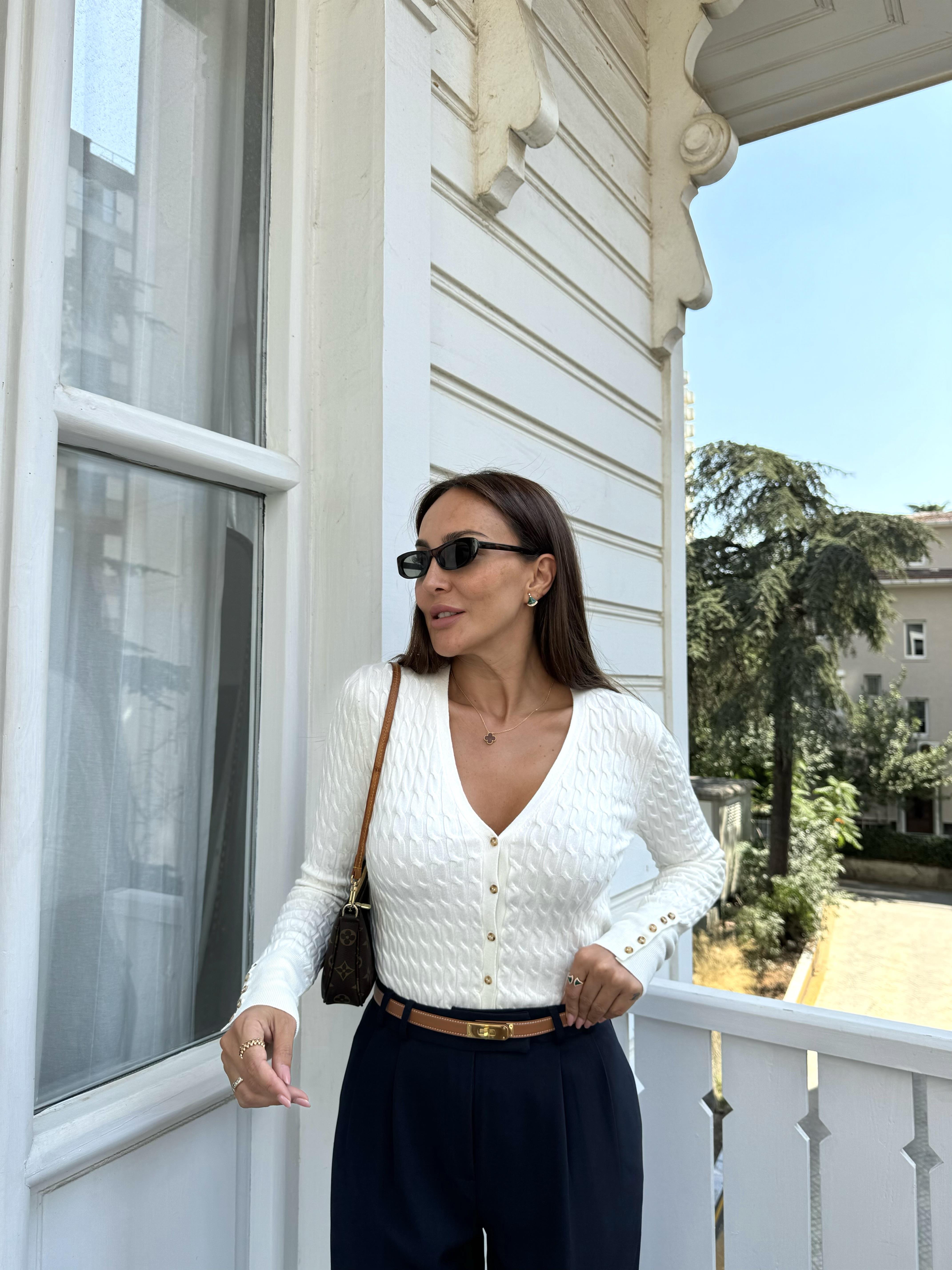 Ekru Kolları Düğmeli V Yaka Hırka