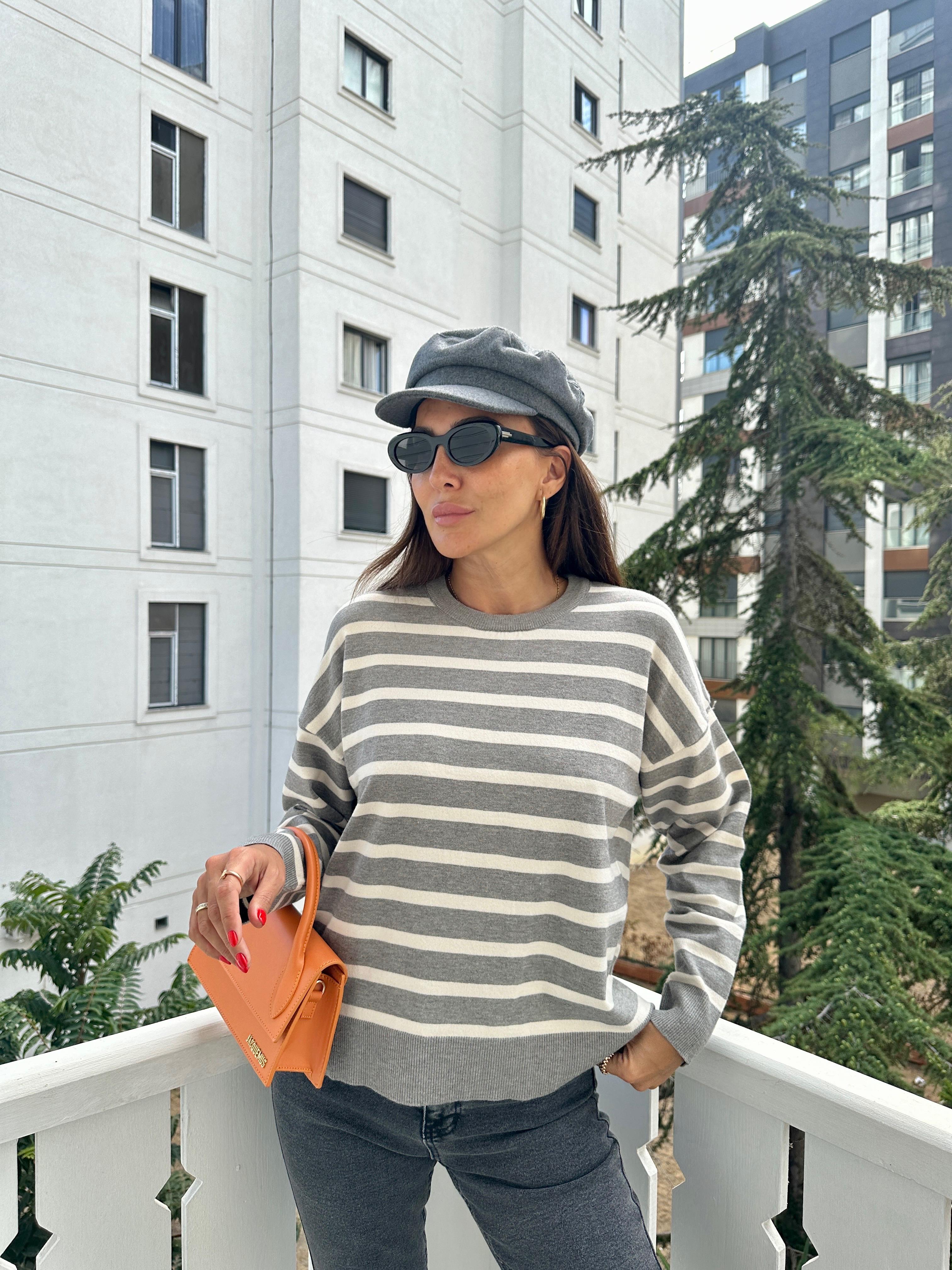 Gri Arkası Düğmeli Çizgili Kazak