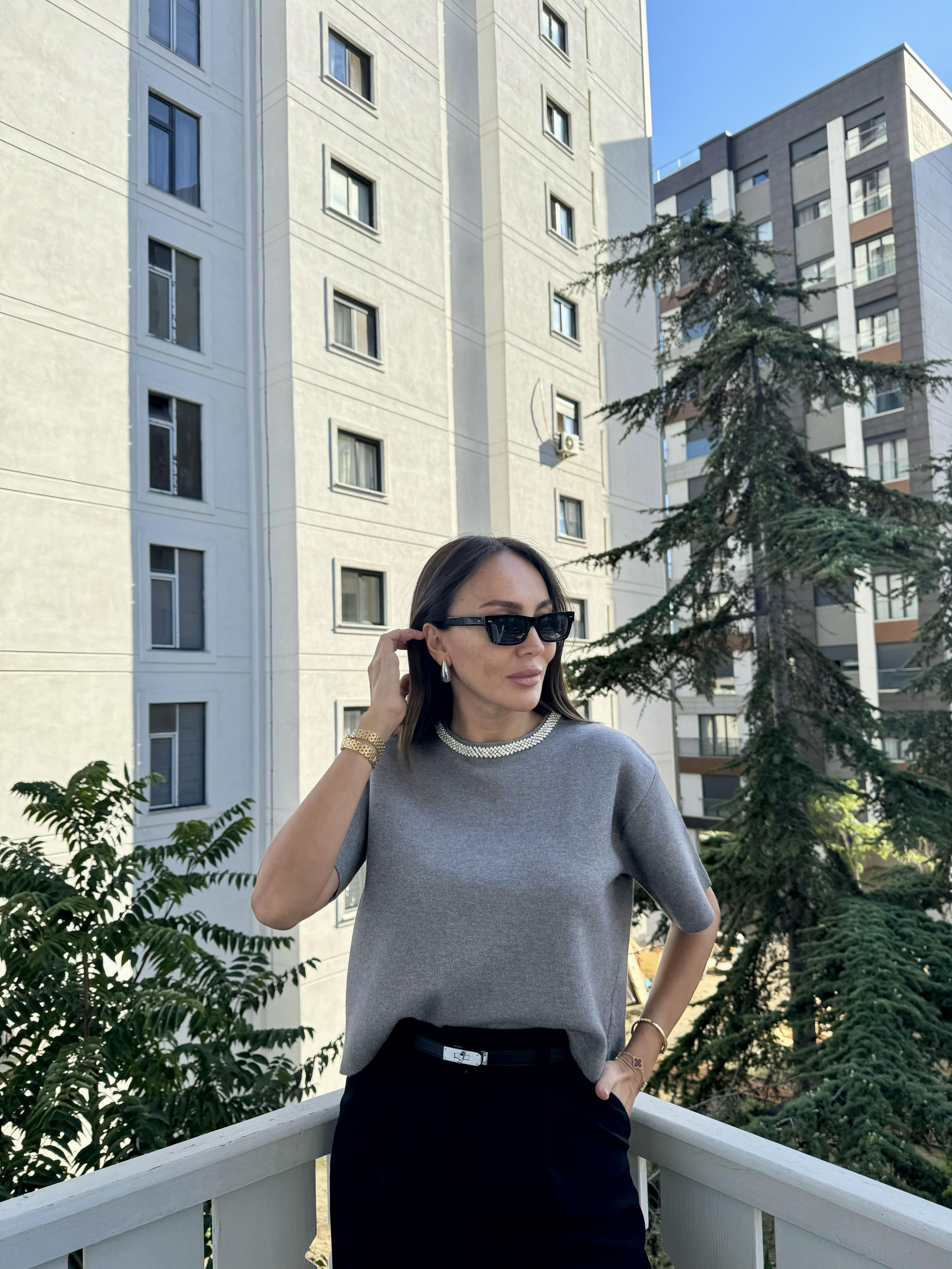 Gri Yaka Taş İşlemeli Yumuşak Doku Triko