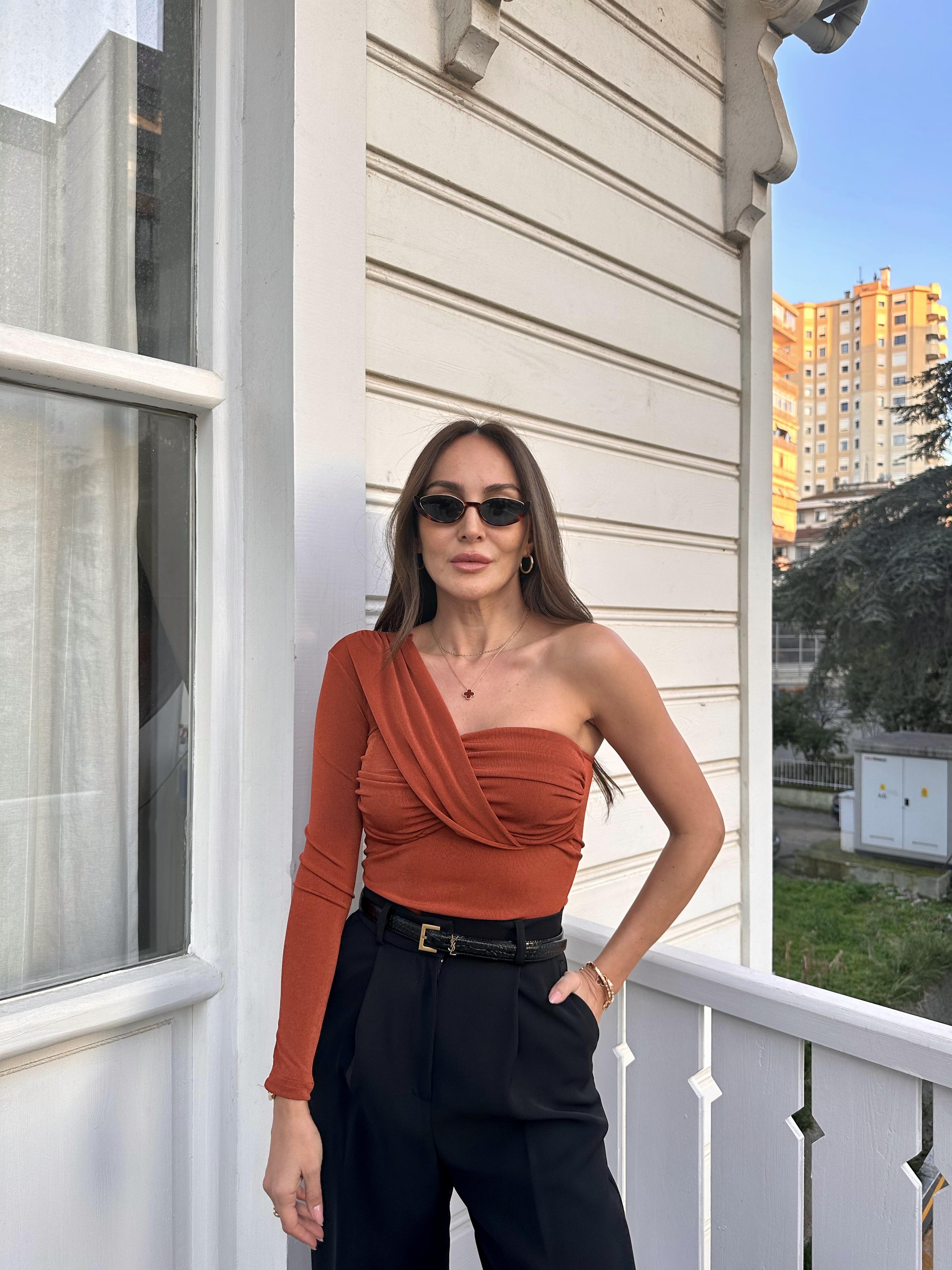 Kiremit Tek Kol Drapeli Bluz