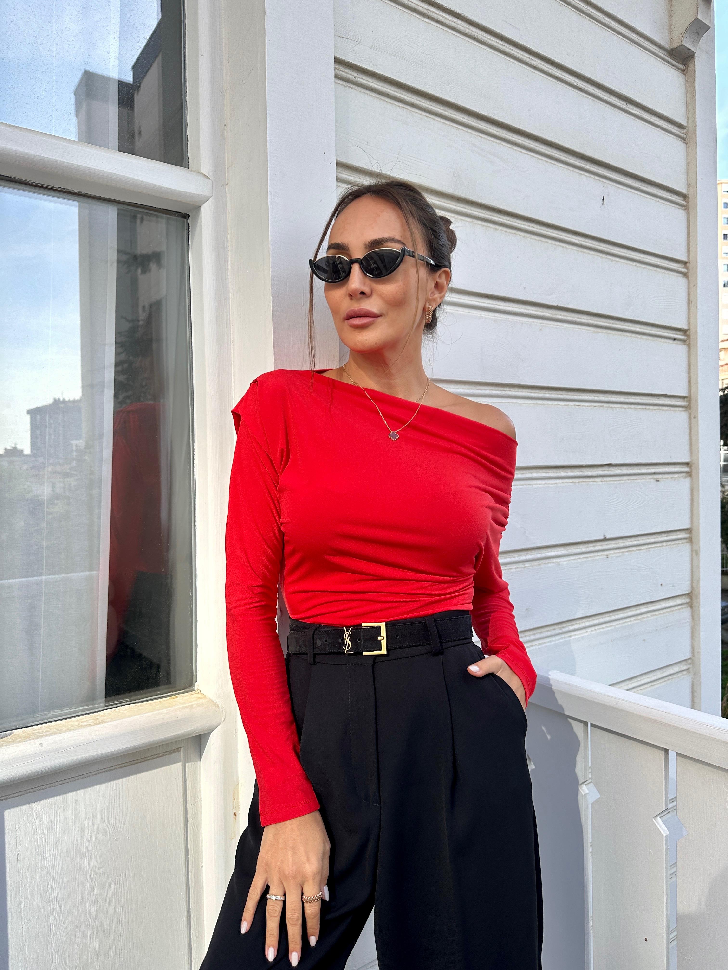 Kırmızı Omzu Pileli Bluz