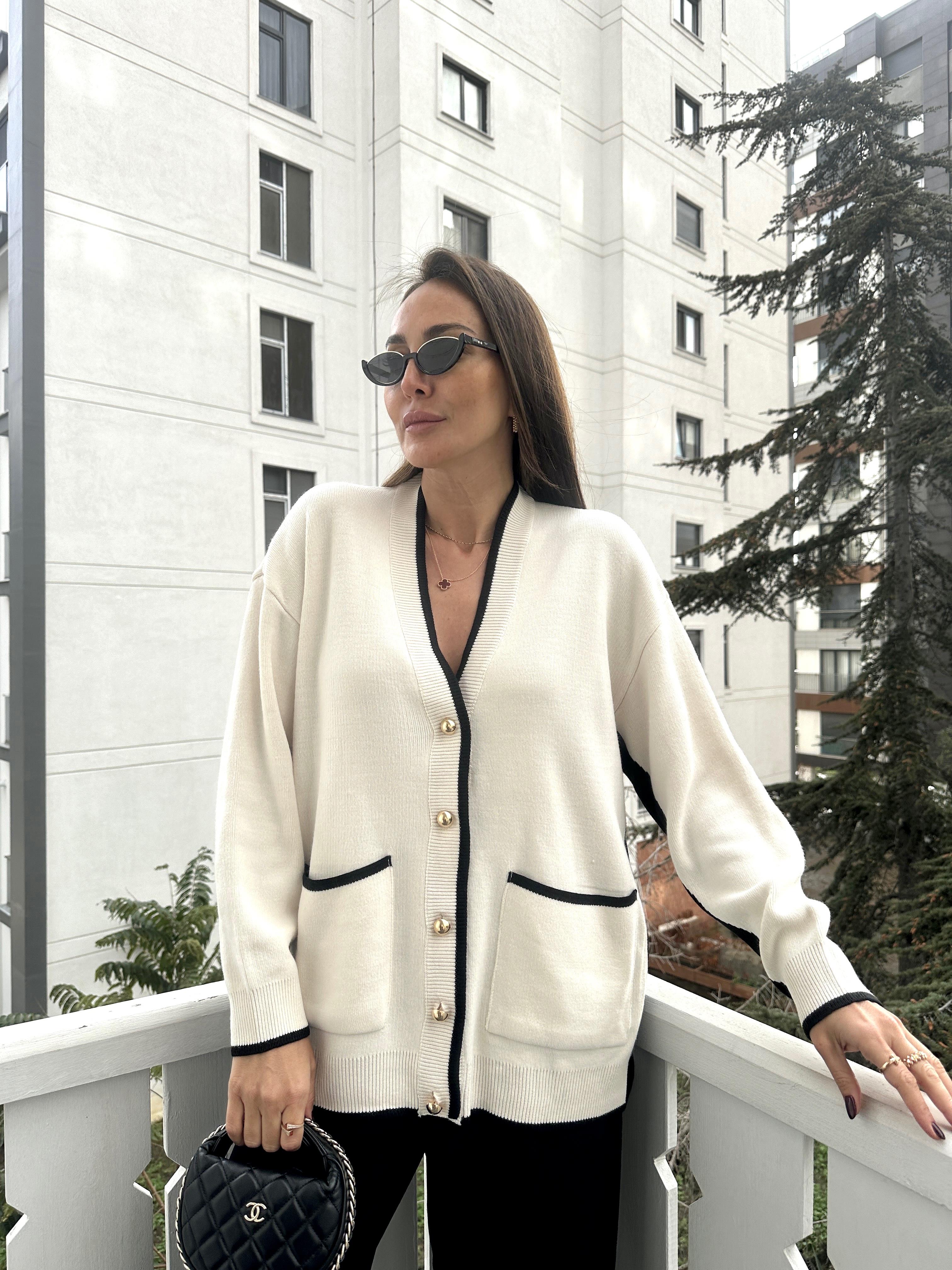Krem Gold Düğme Detaylı İntersiye Hırka