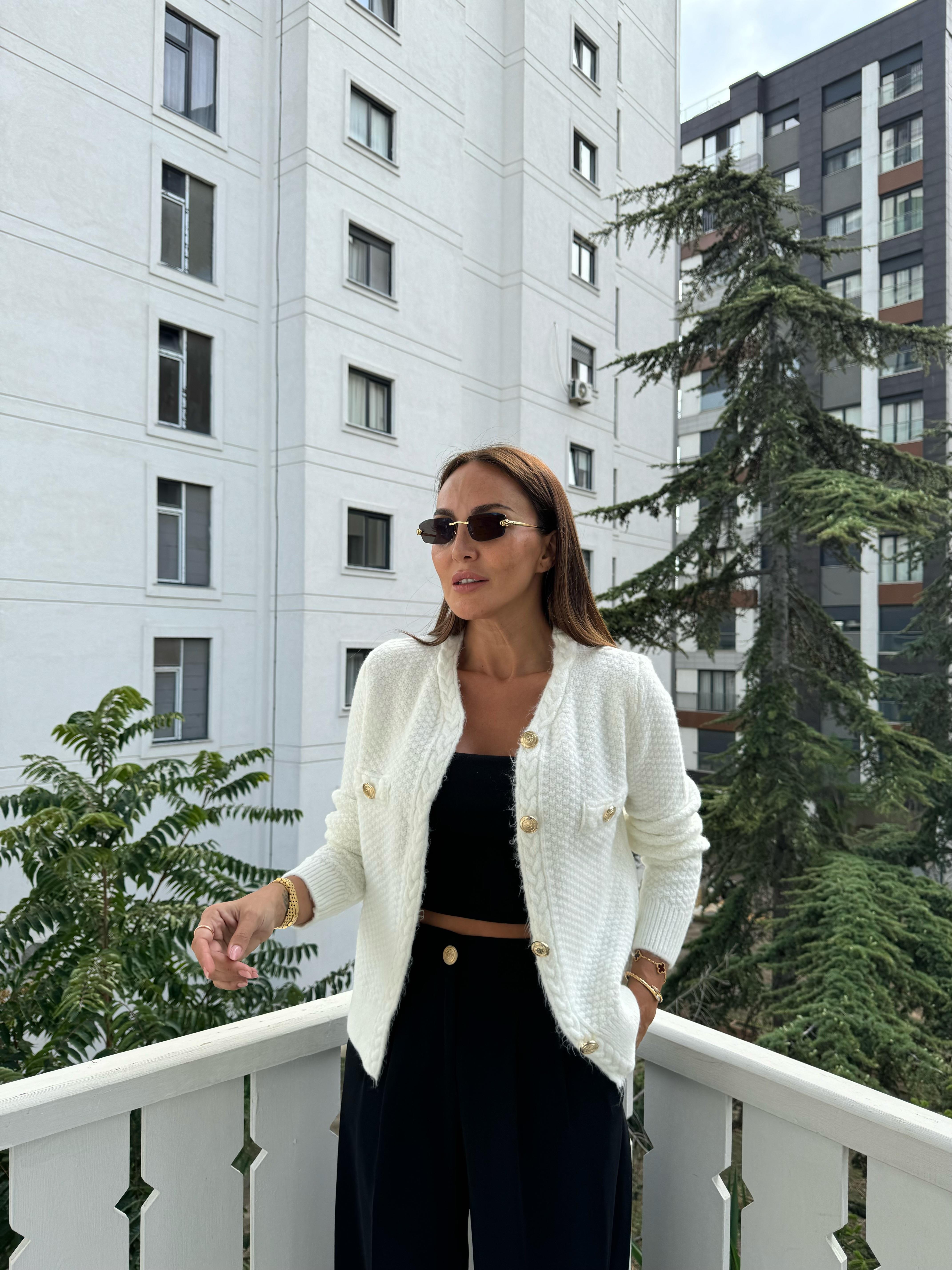 Krem Kendinden Saç Örgülü Düğmeli Hırka