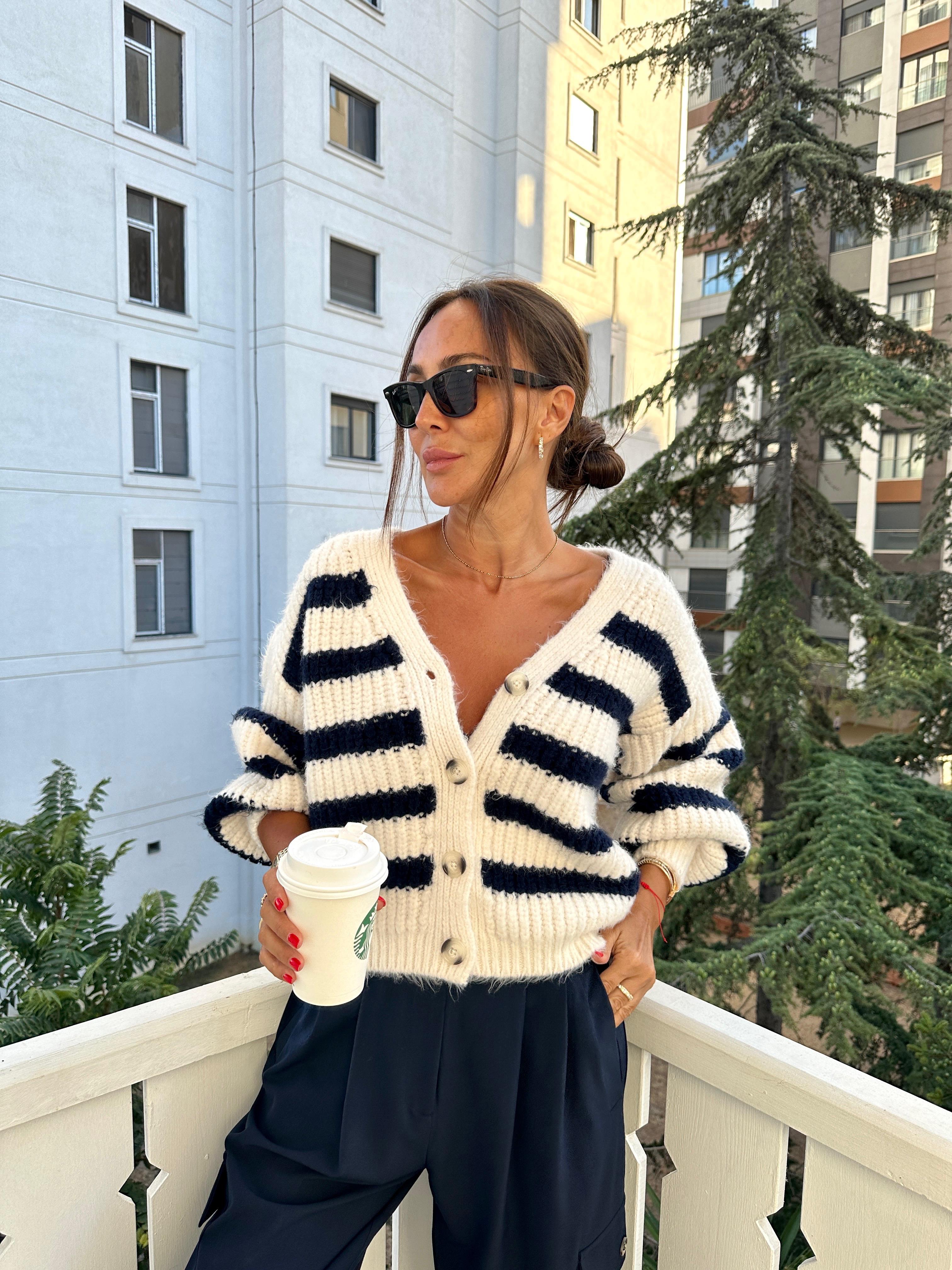 Lacivert Çizgili Dört Düğmeli Kalın Hırka