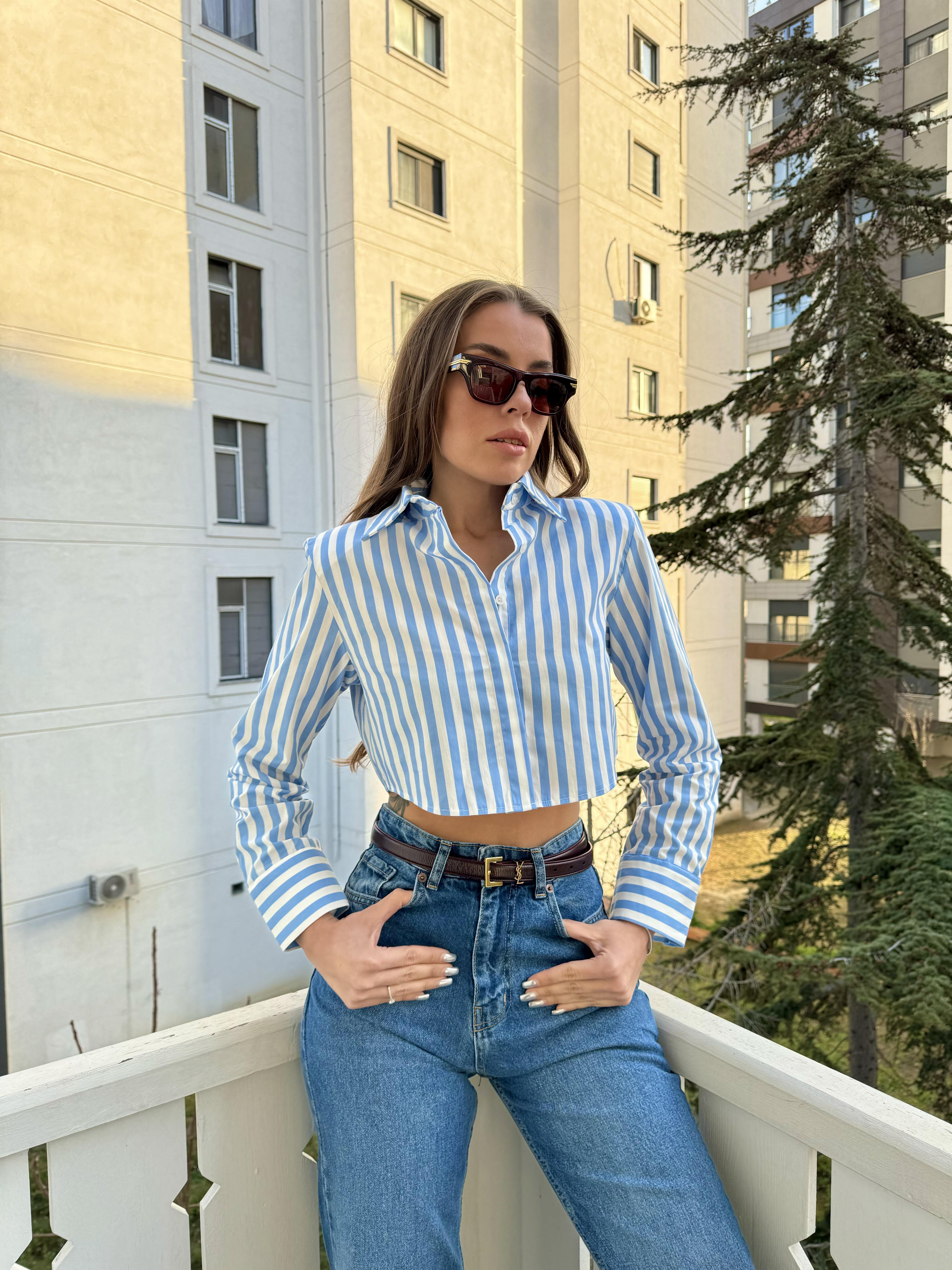 Mavi Kalın Çizgili Vatkalı Crop Gömlek