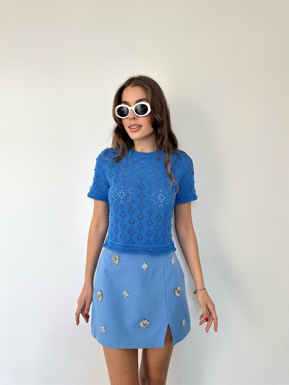 Mavi Yırtmaç Detaylı Taşlı Etek