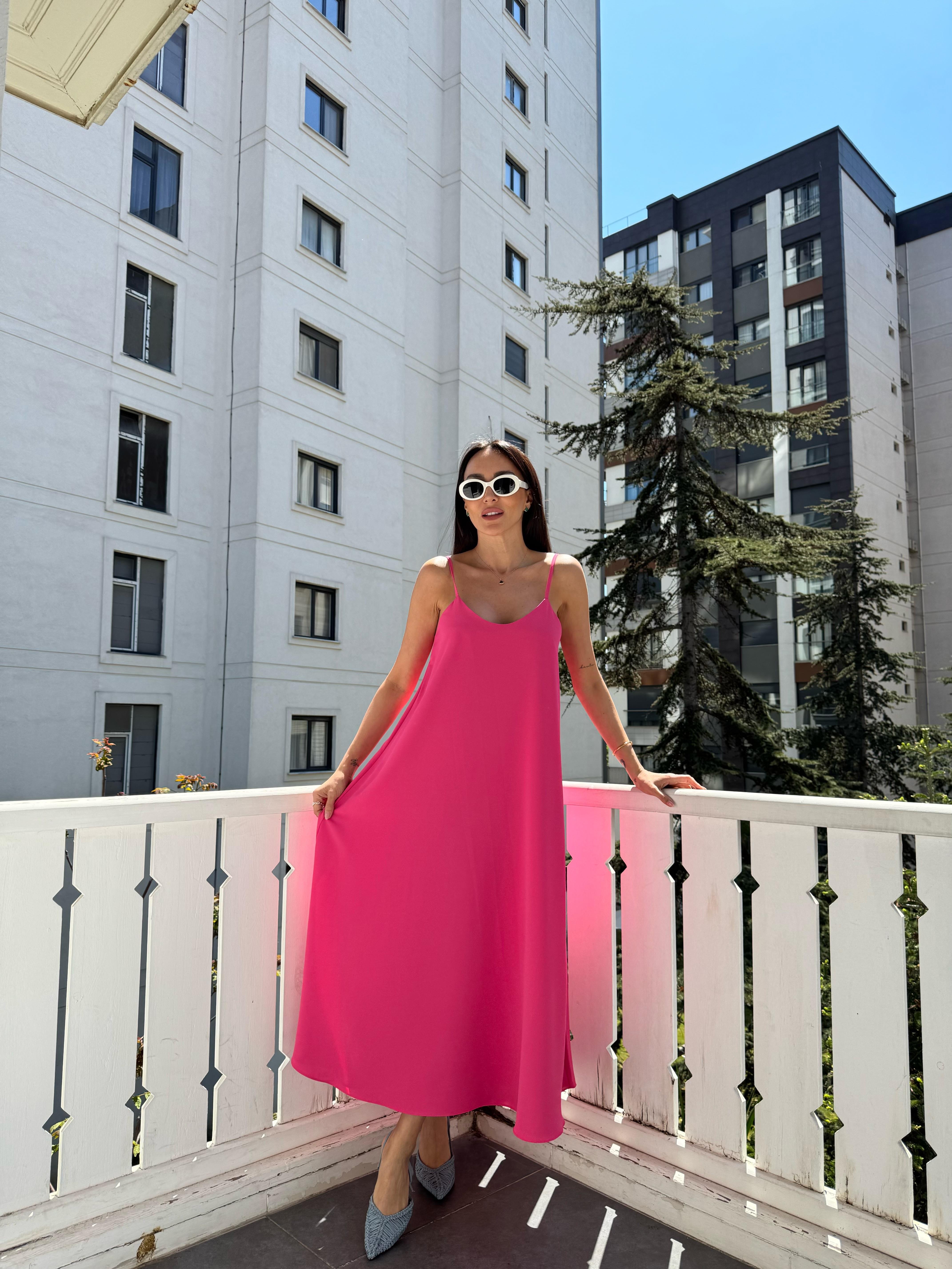 Neon Pembe Etek Ucu Volanlı Uzun Elbise