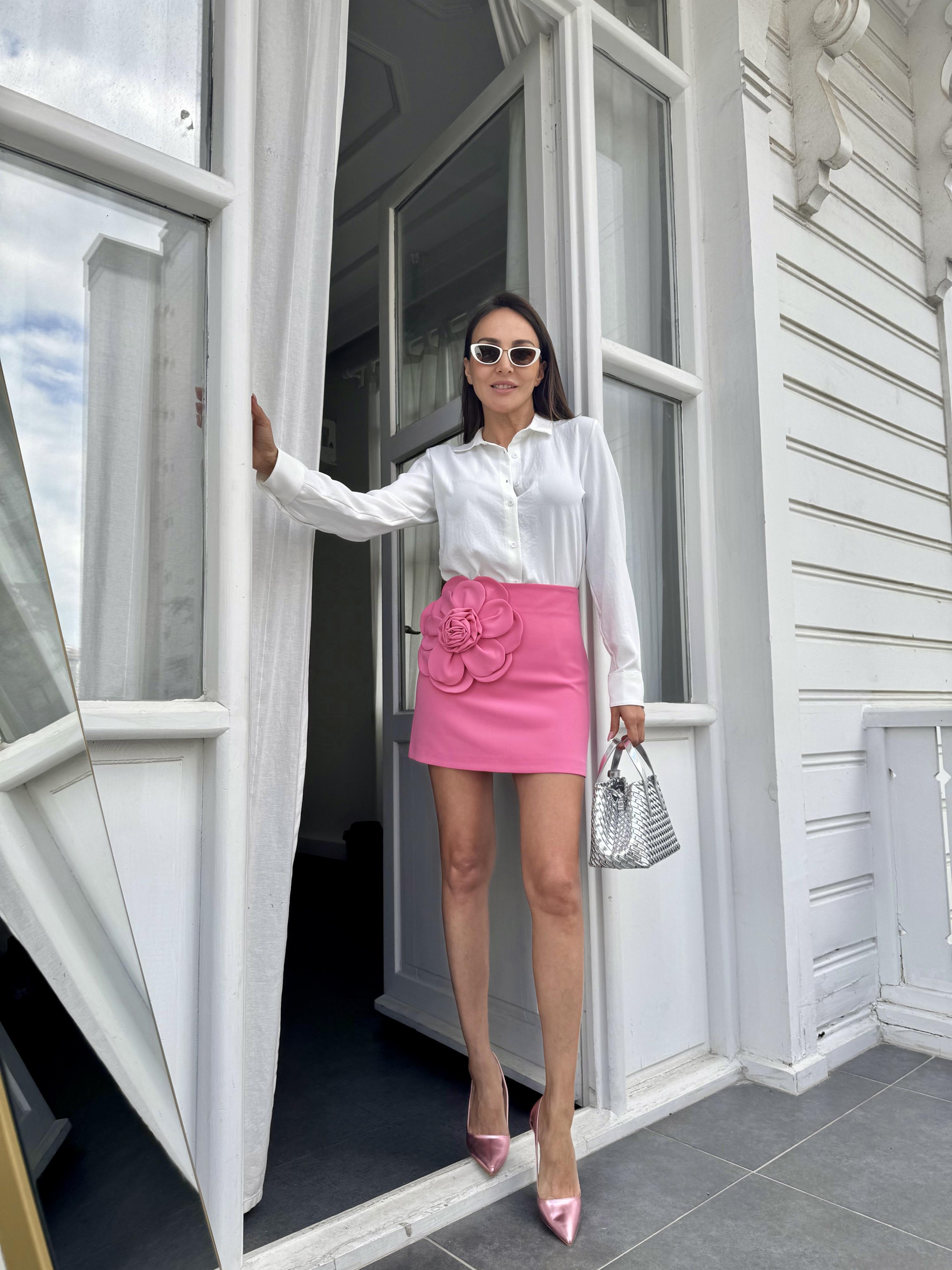 Pembe Çiçek Detay Mini Etek