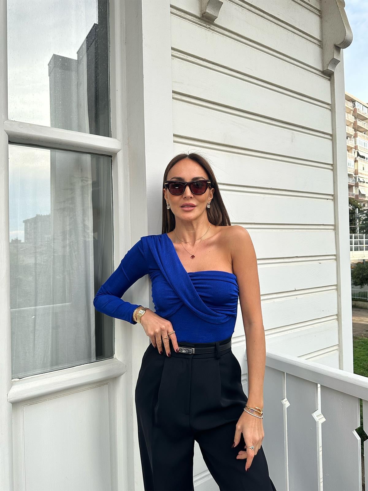 Saks Mavi Tek Kol Drapeli Bluz