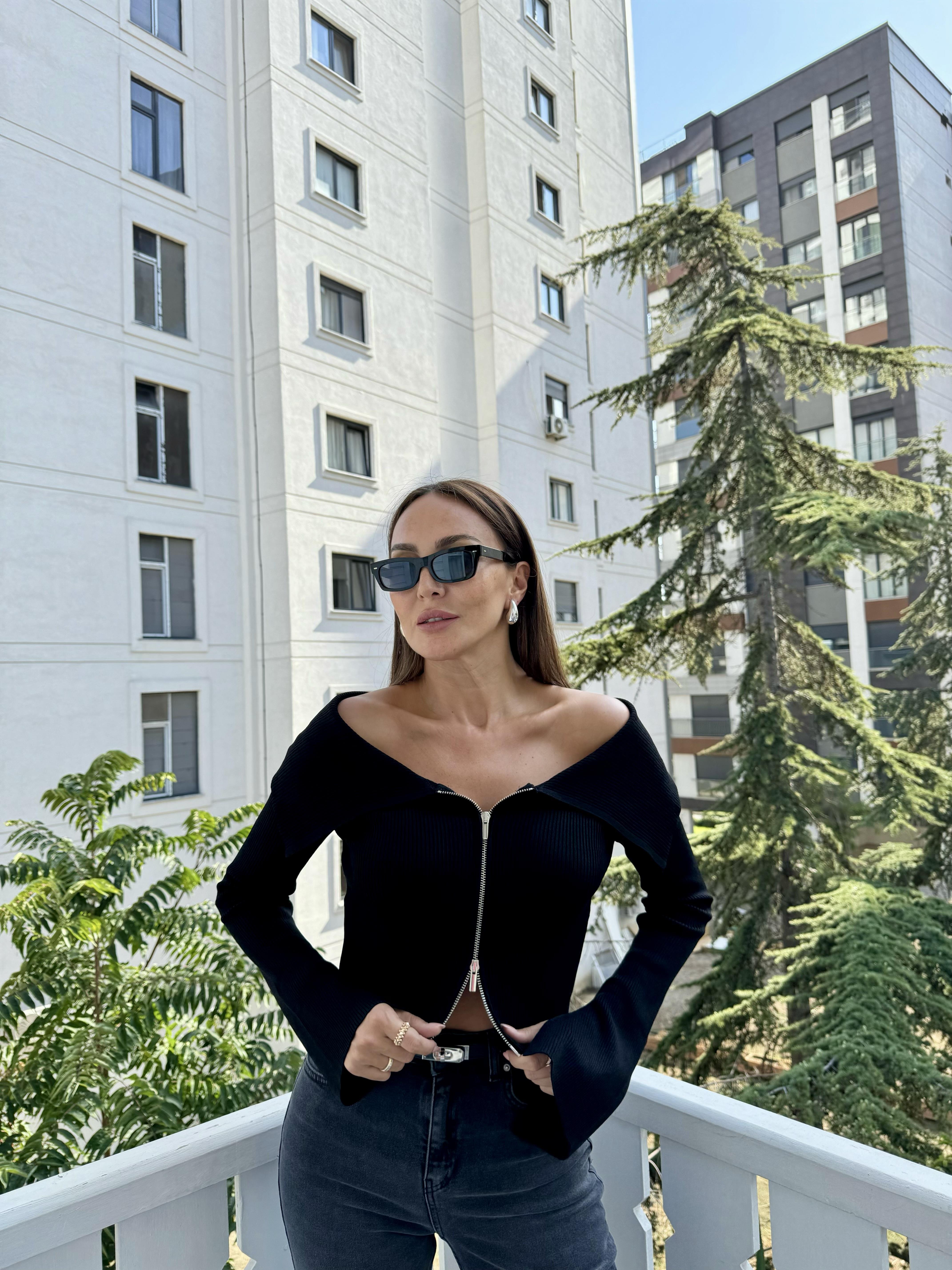 Siyah Bardot Yaka Yırtmaç Detaylı Triko