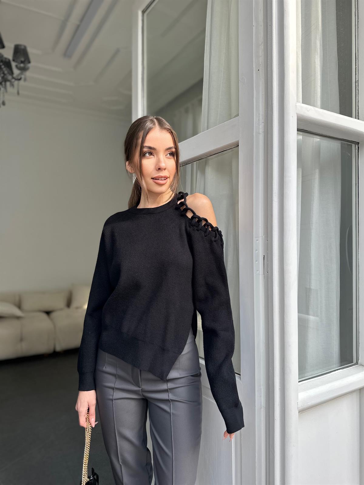 Siyah Bisiklet Yaka Sol Omzu Açık Kazak