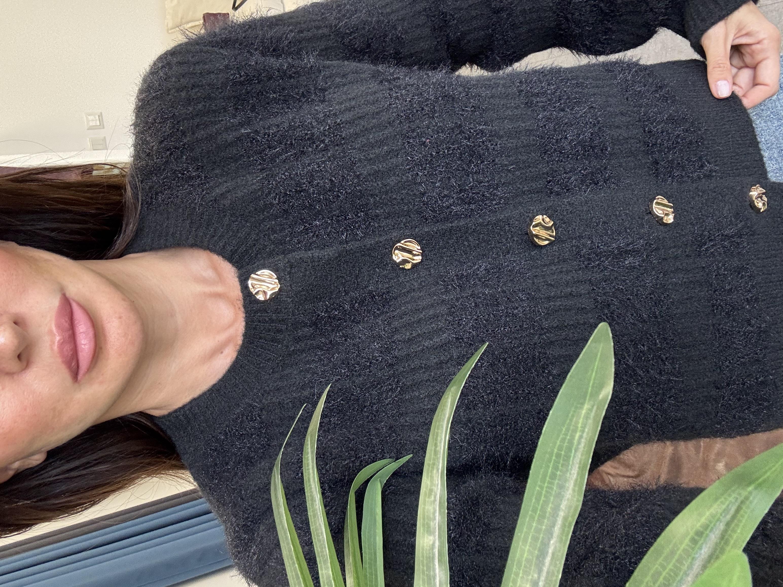 Siyah Bisiklet Yaka Yumuşak Dokulu Düğmeli Triko Hırka