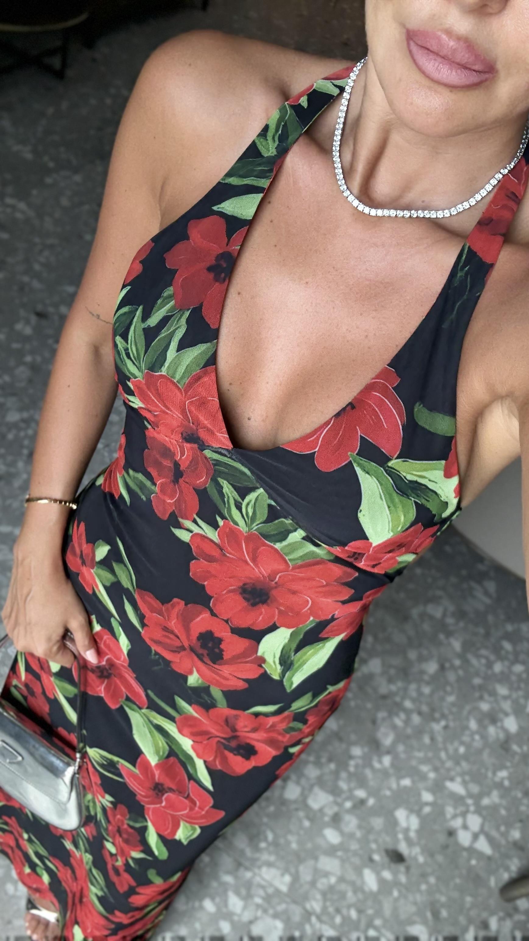 Siyah Çiçekli Göğüs Dekolteli Elbise