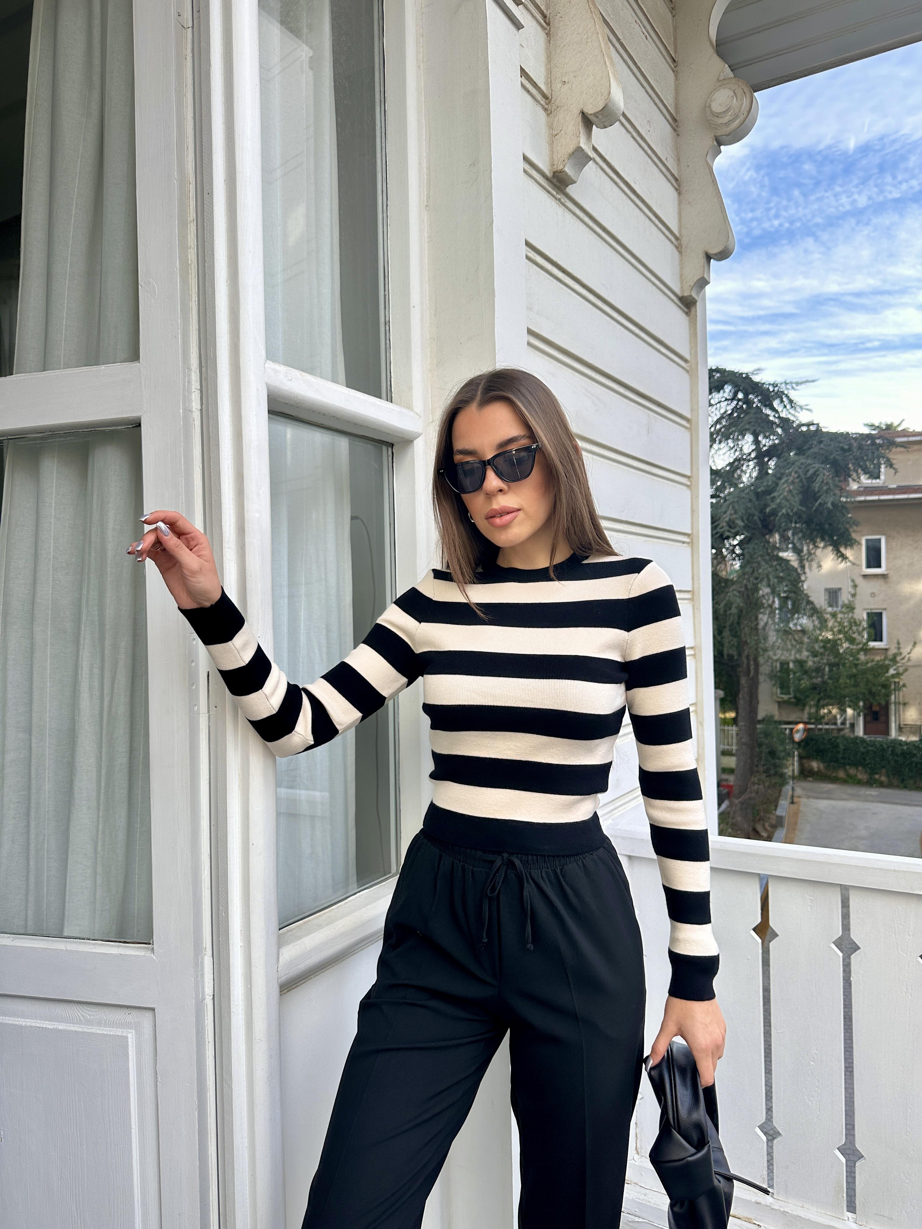 Siyah Çizgili Crop Triko