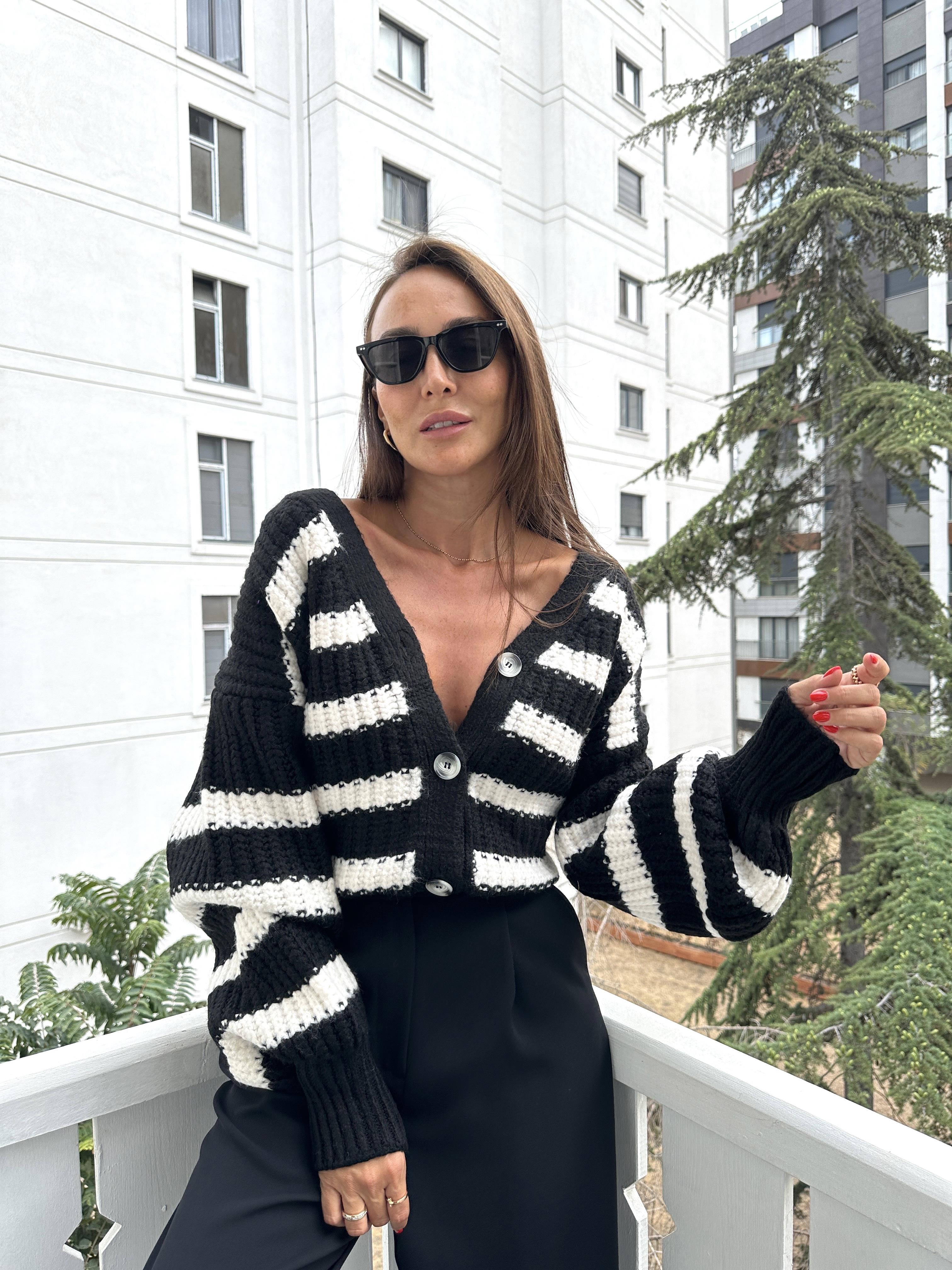 Siyah Çizgili Dört Düğmeli Kalın Hırka