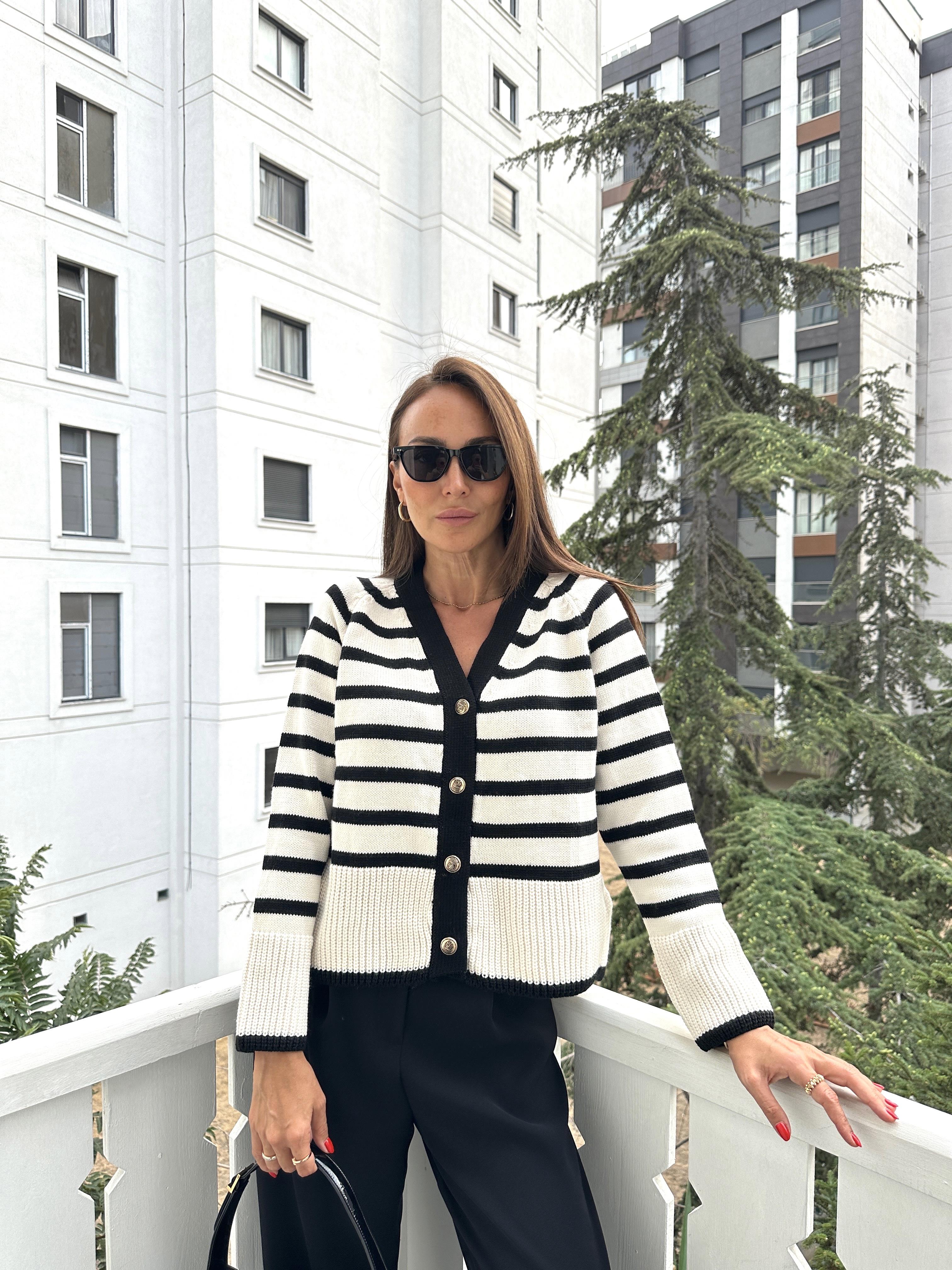 Siyah Çizgili Yanı Yırtmaçlı Hırka