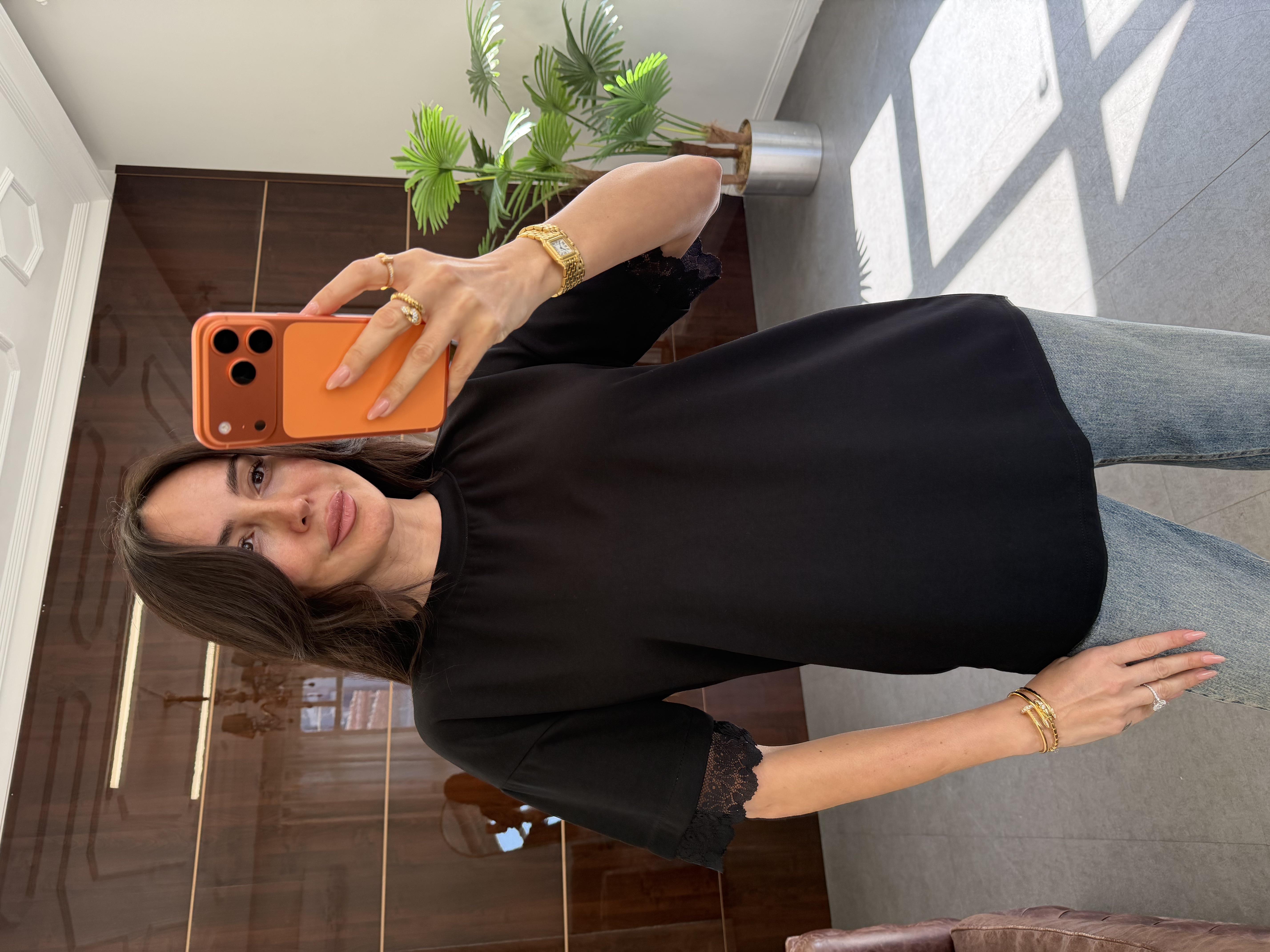 Siyah Dantel Tasarımlı Tişört