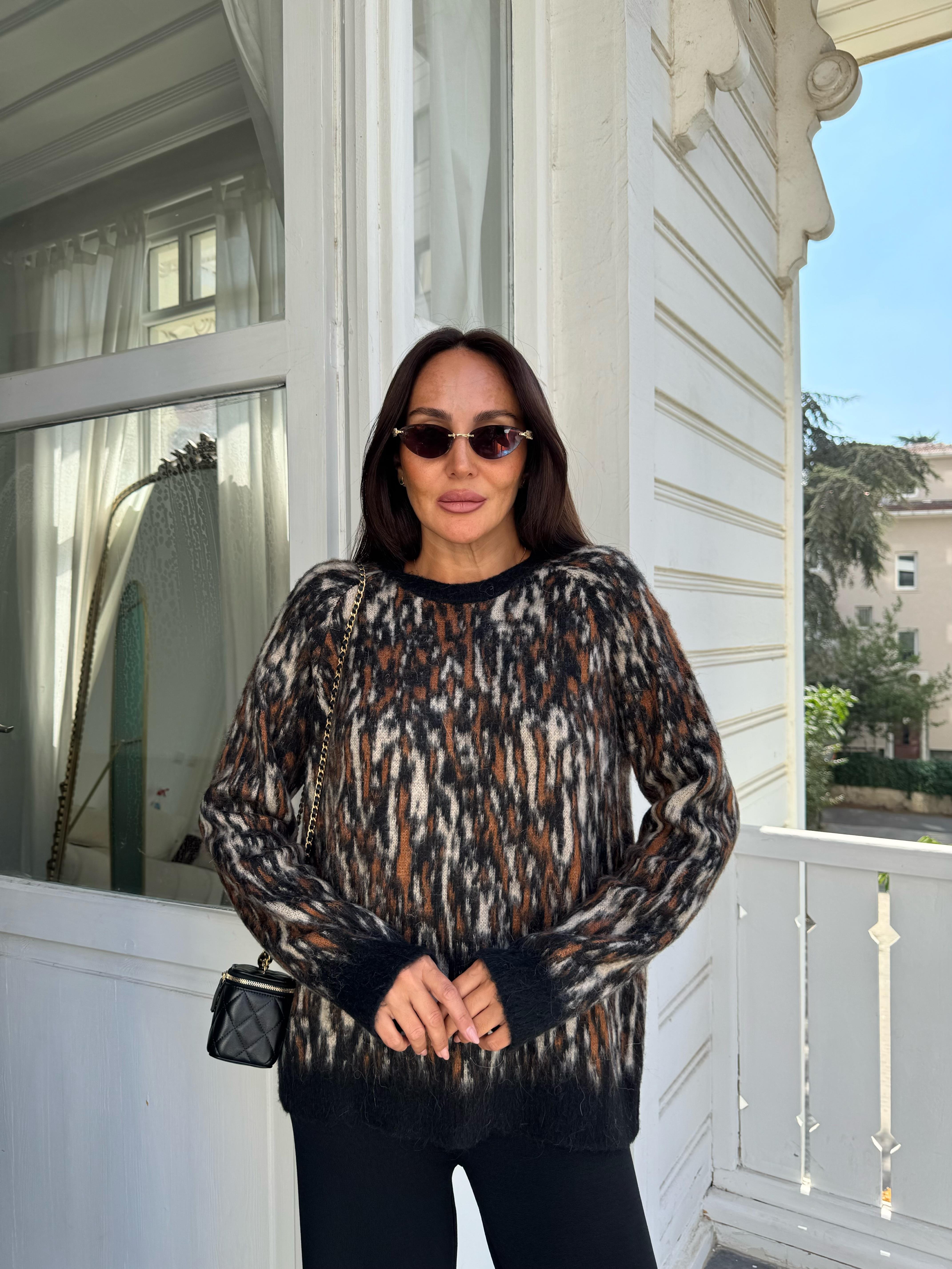 Siyah Desenli Şardonlu Yumuşak Dokulu Kazak