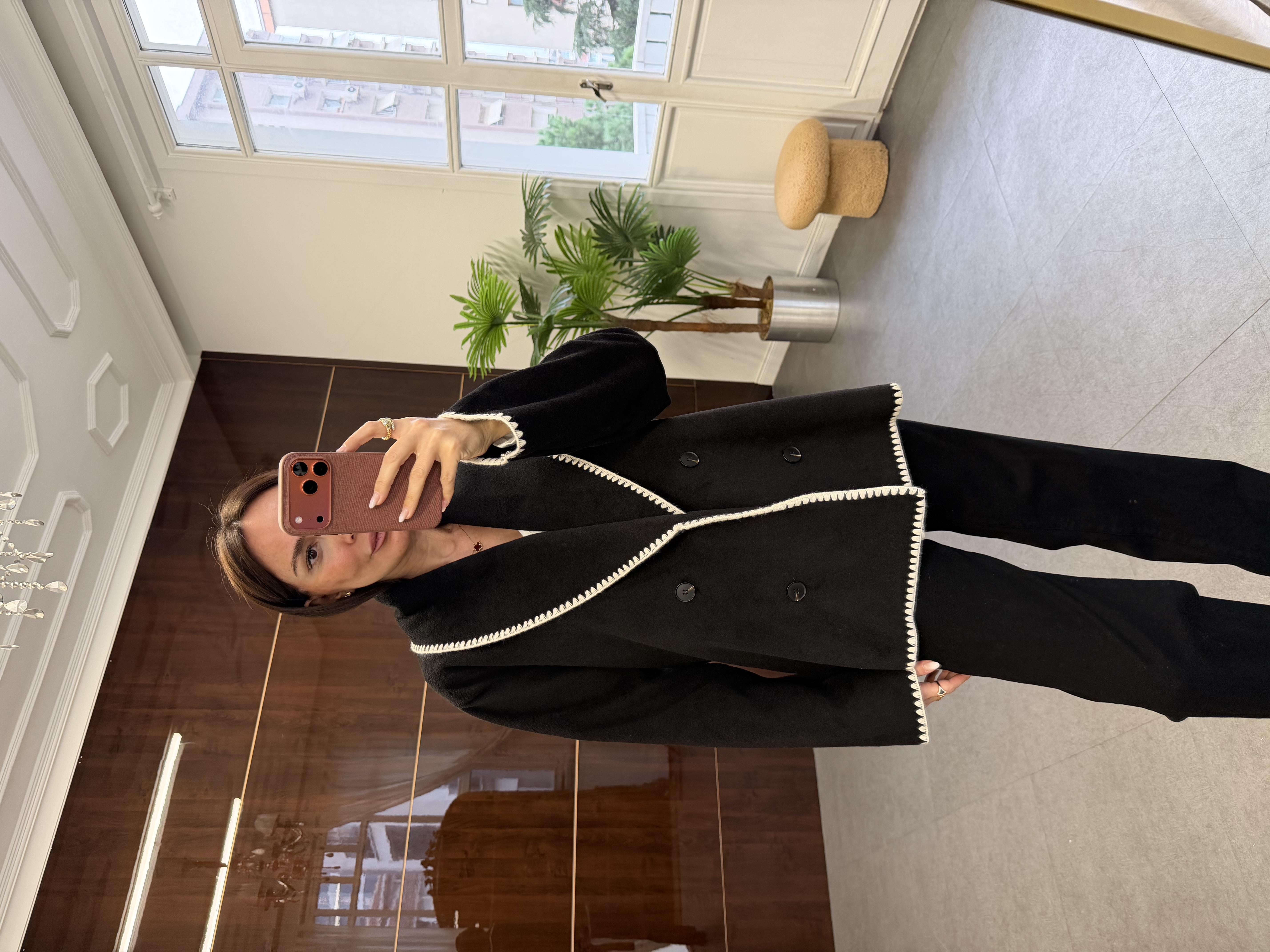 Siyah Dikiş Detaylı Ceket