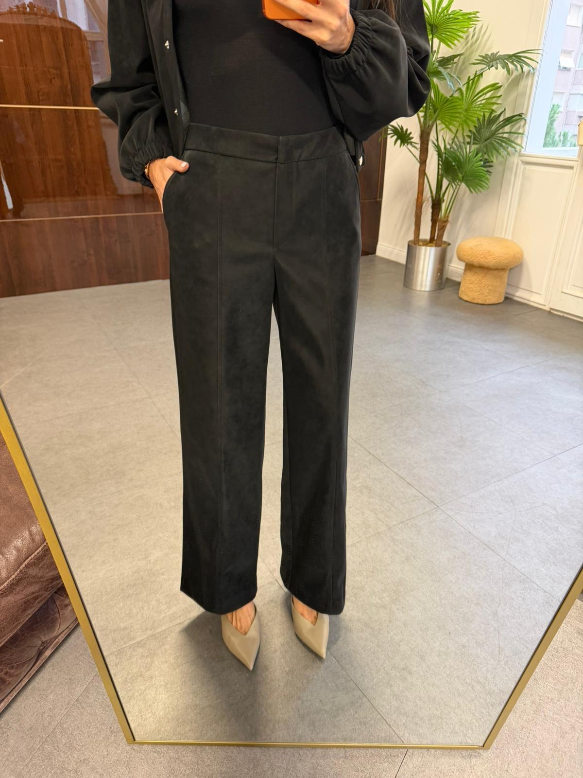 Siyah Dikiş Hatlı Düz Fit Pantolon