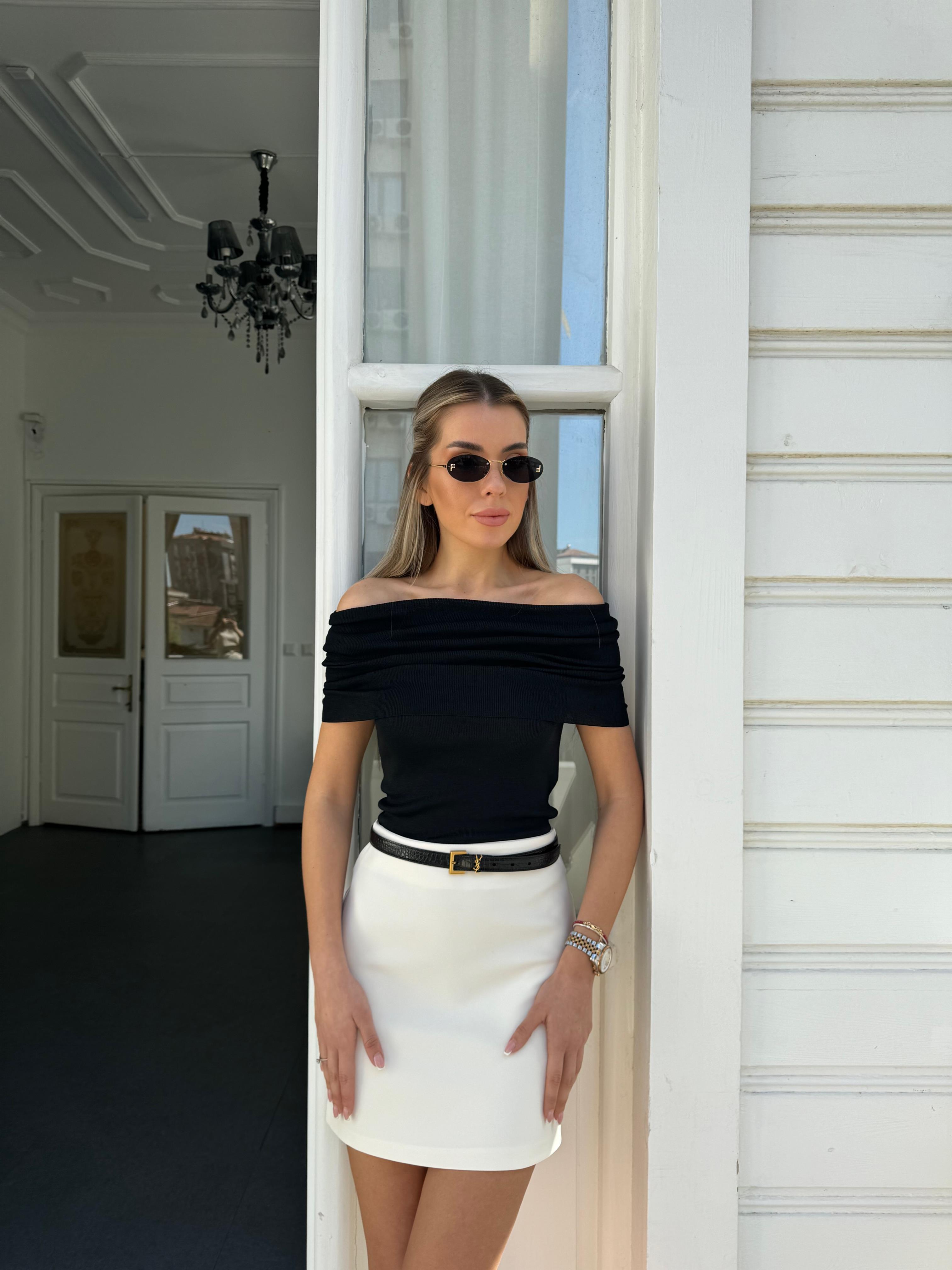 Siyah Dökümlü Madonna Bluz