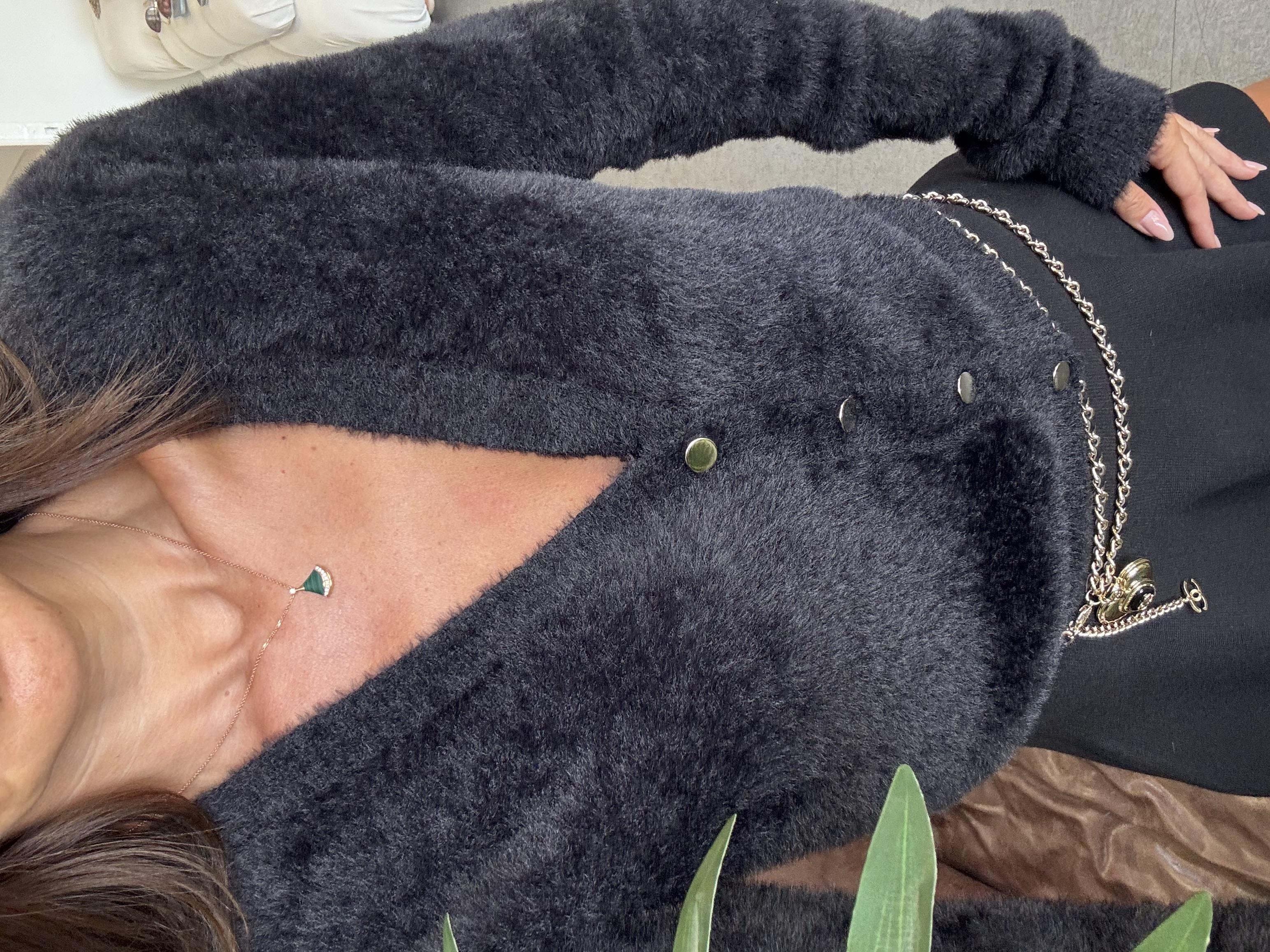 Siyah Düğmeli Sakallı Hırka