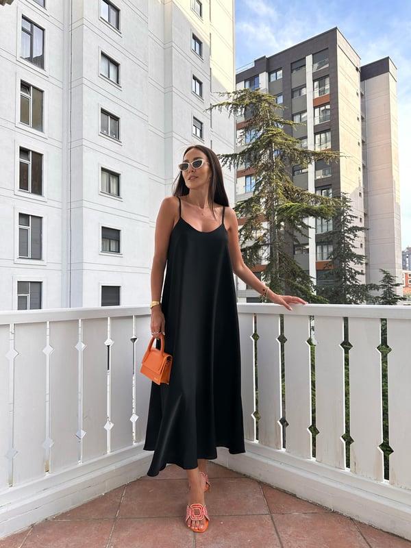 Siyah Etek Ucu Volanlı Uzun Elbise