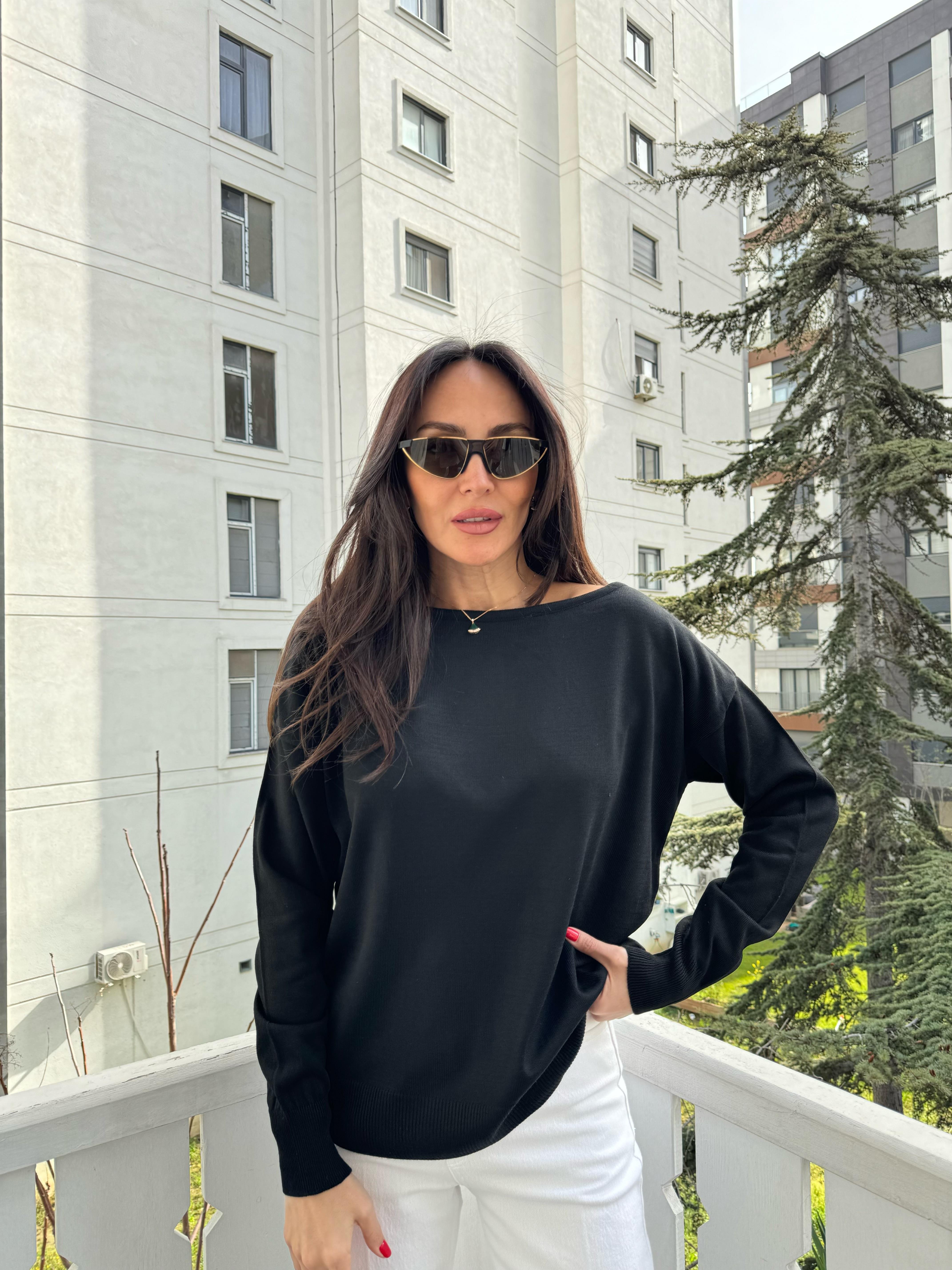 Siyah Kayık Yaka Triko