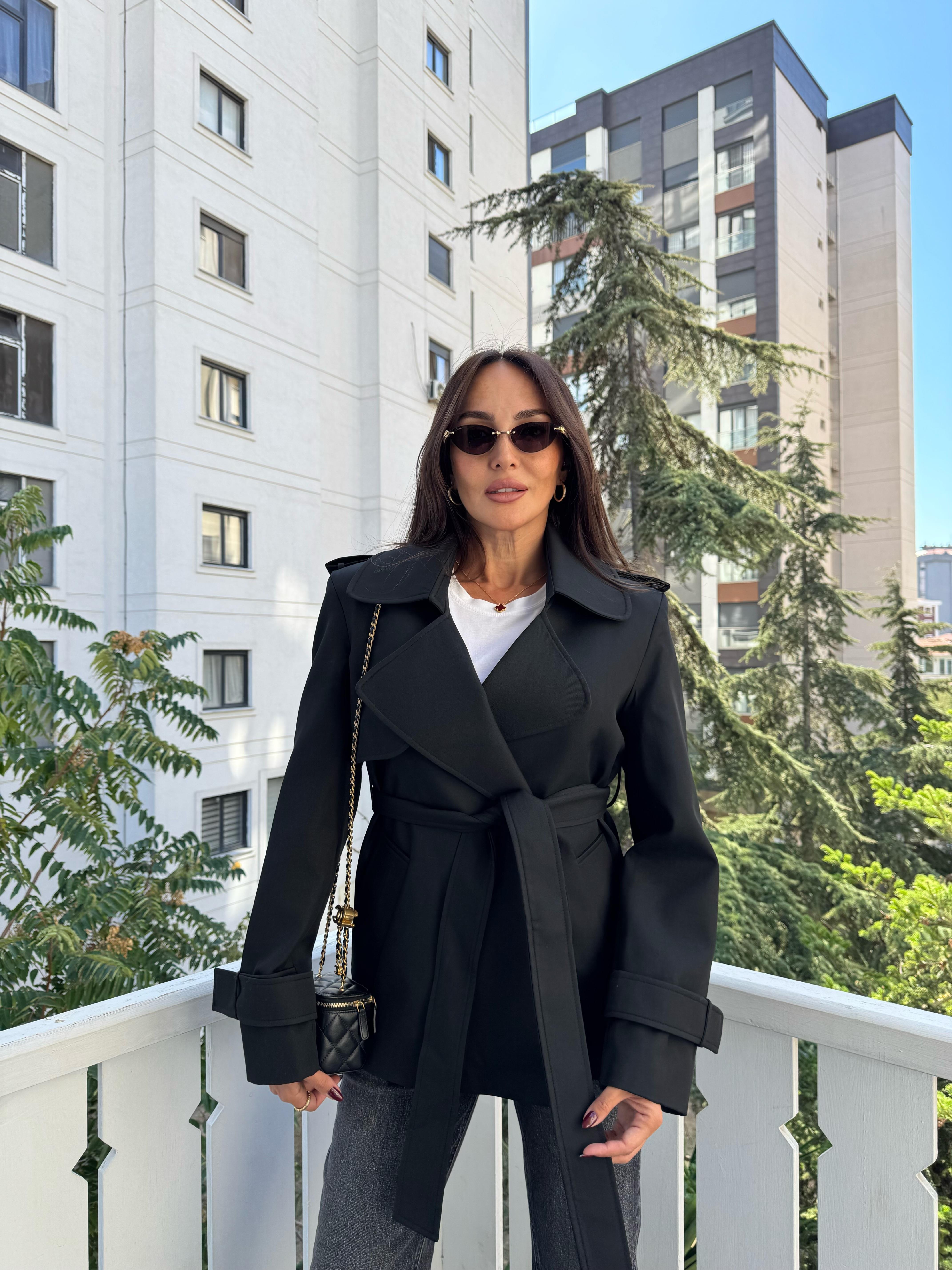 Siyah Kemerli Kruvaze Yaka Ceket