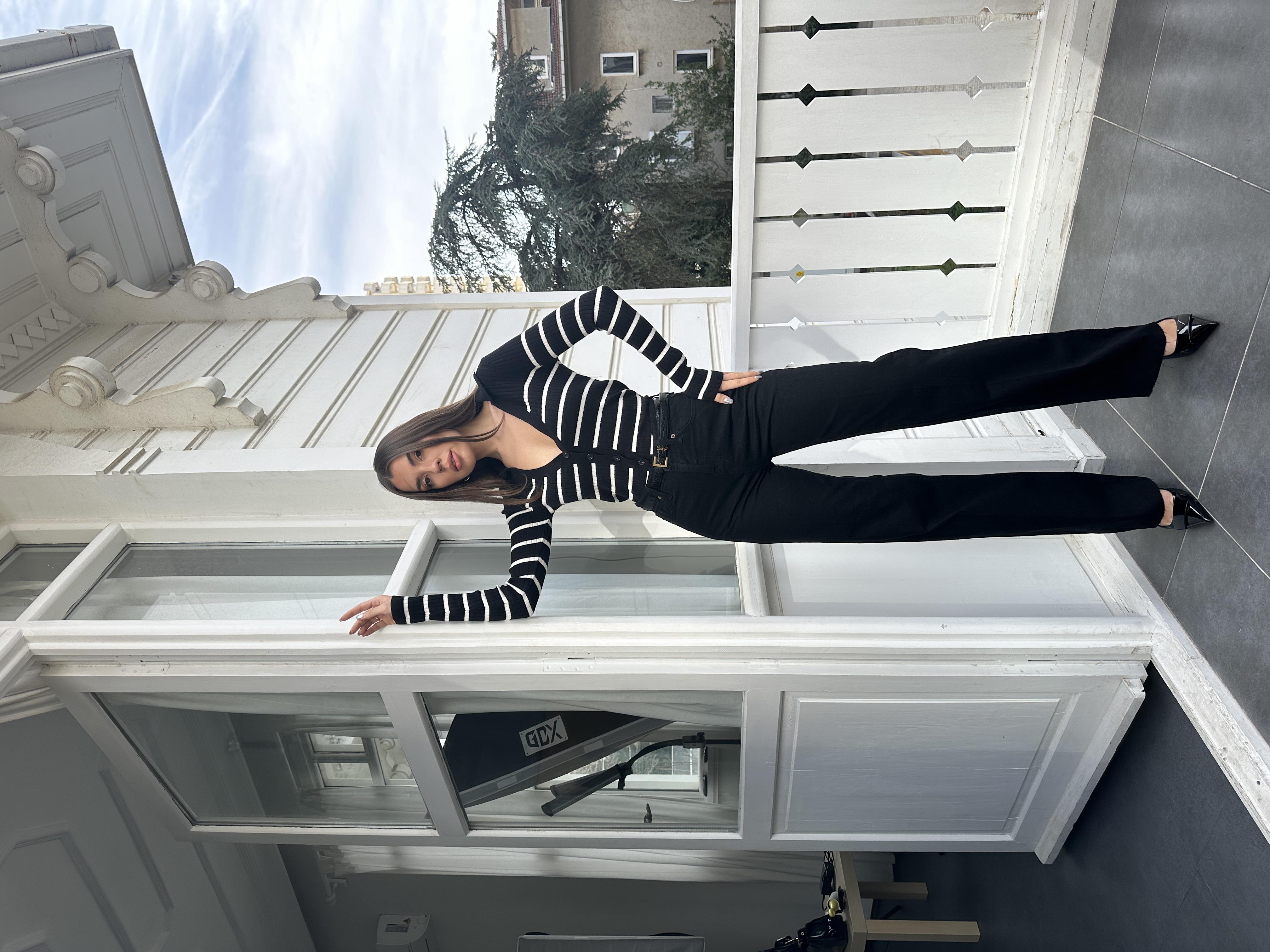 Siyah Kesik Paça Straight Jean