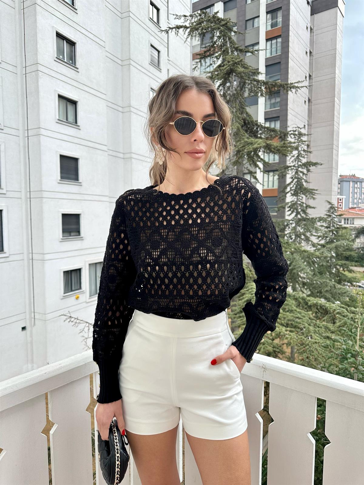Siyah  Kolları Altın Renk Düğmeli Bluz