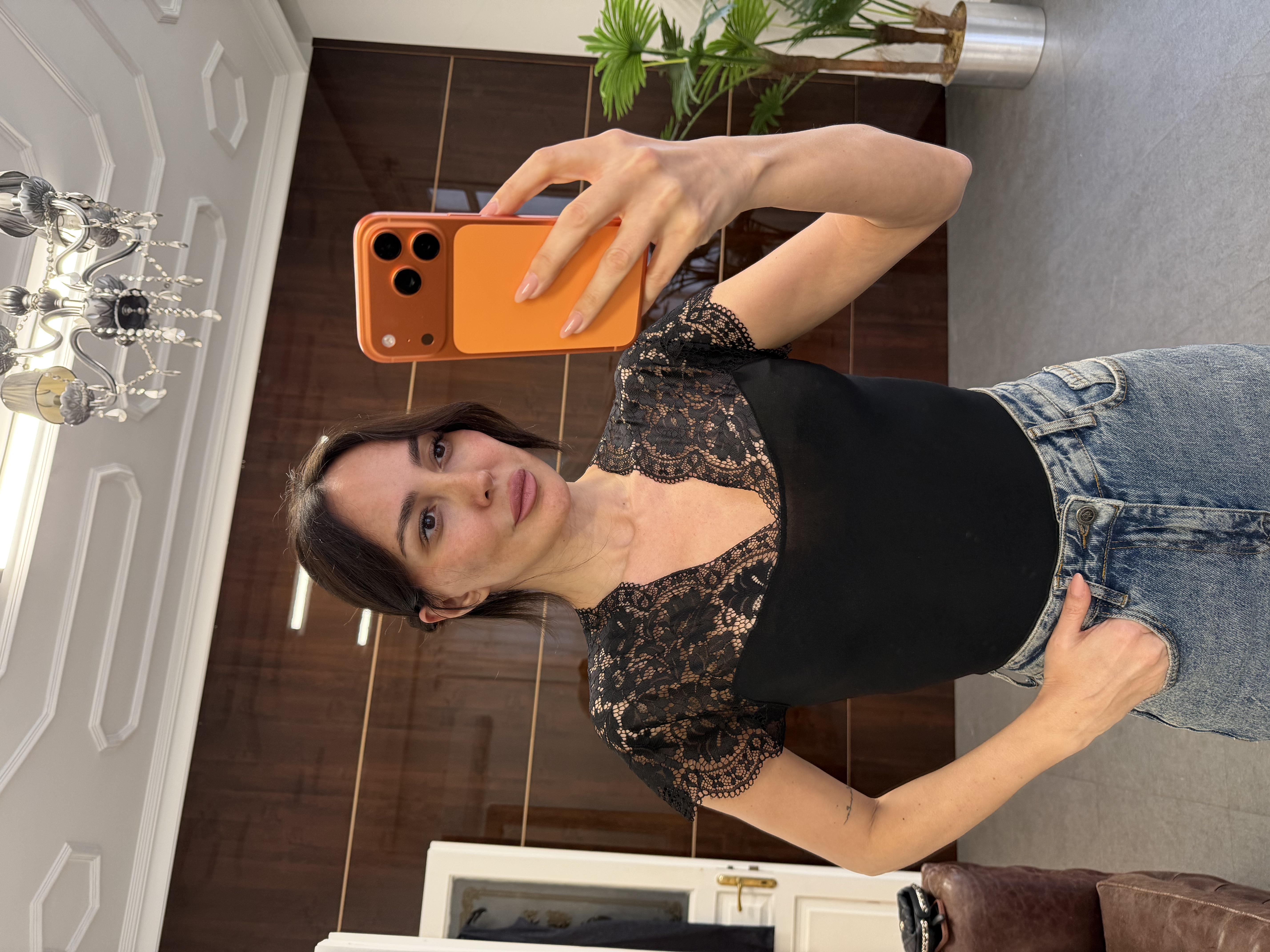 Siyah Kolları Dantelli Bluz