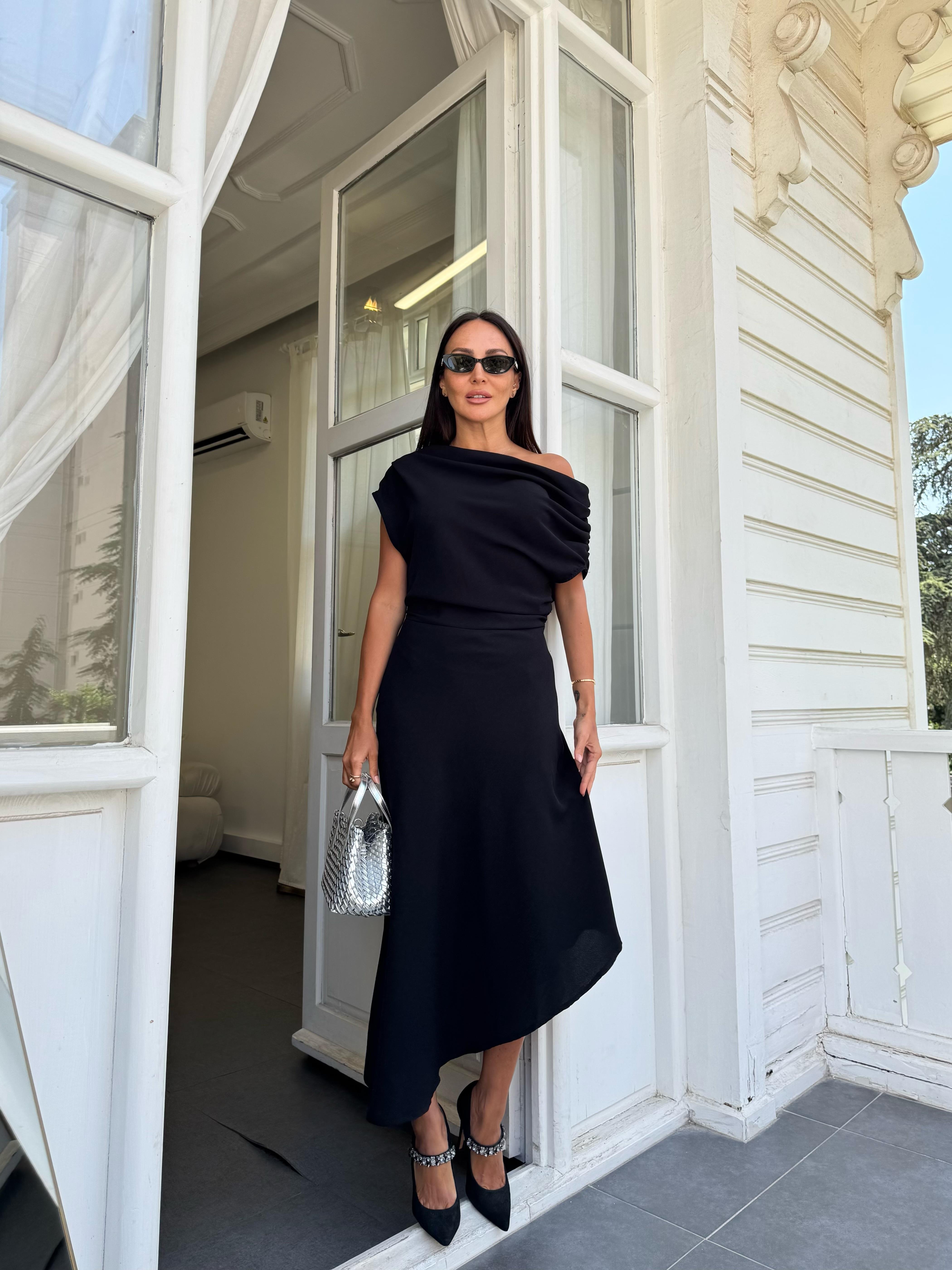 Siyah Omzu Dökümlü Elbise