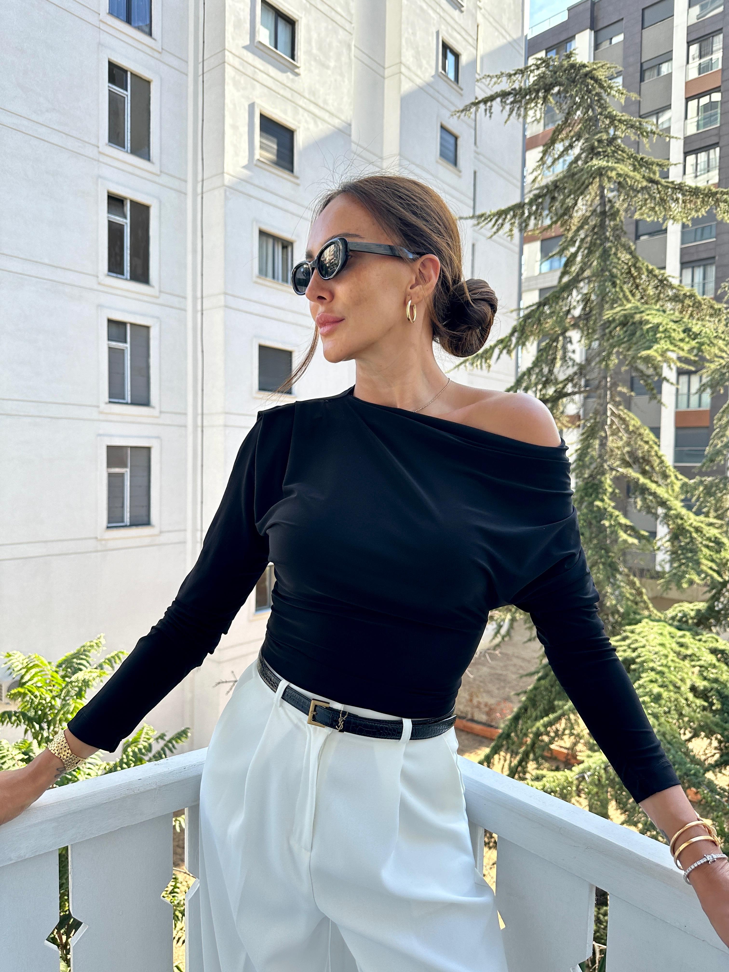 Siyah Omzu Pileli Bluz