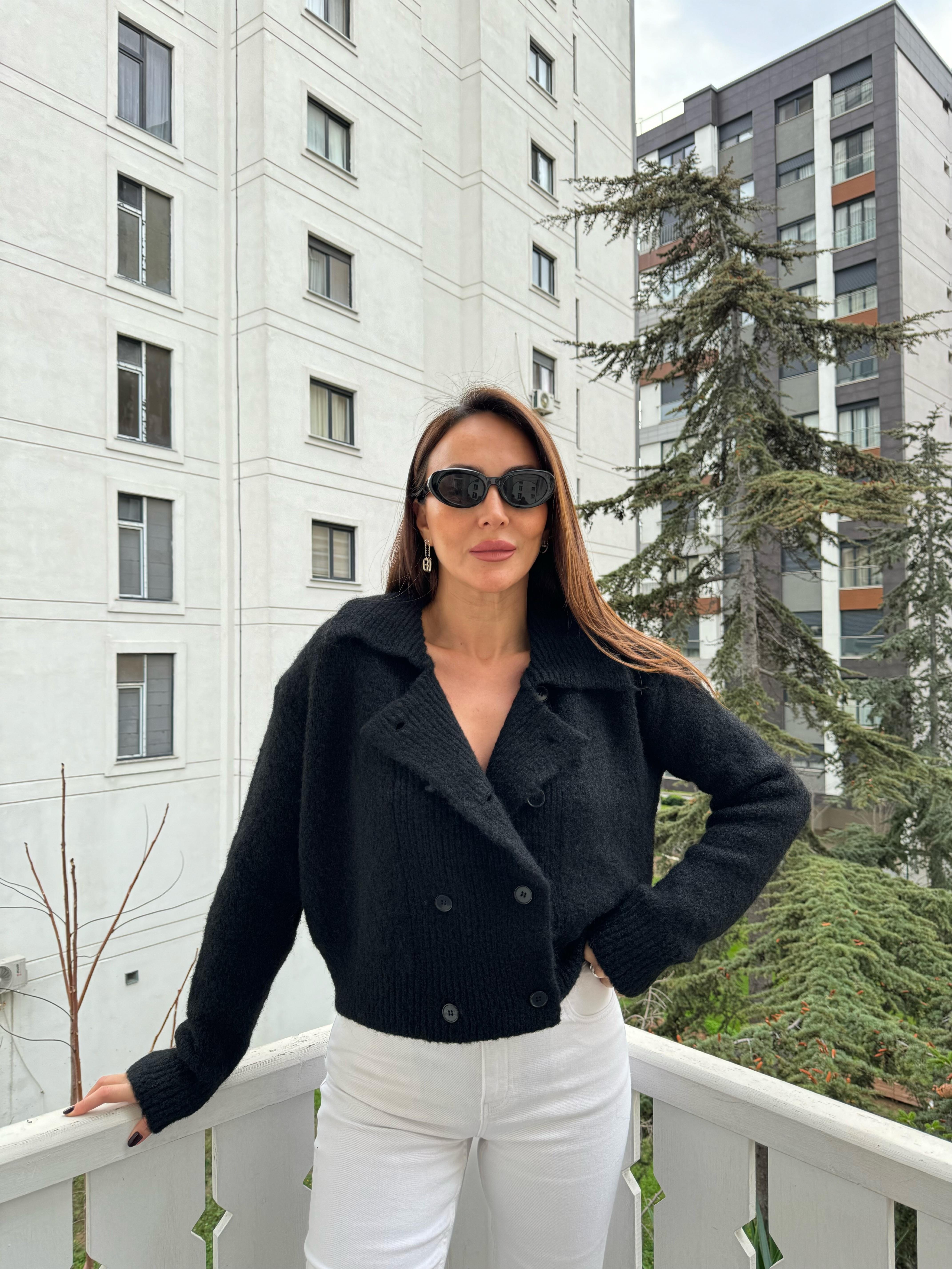 Siyah Polo Yaka Düğmeli Yumuşak Triko Hırka