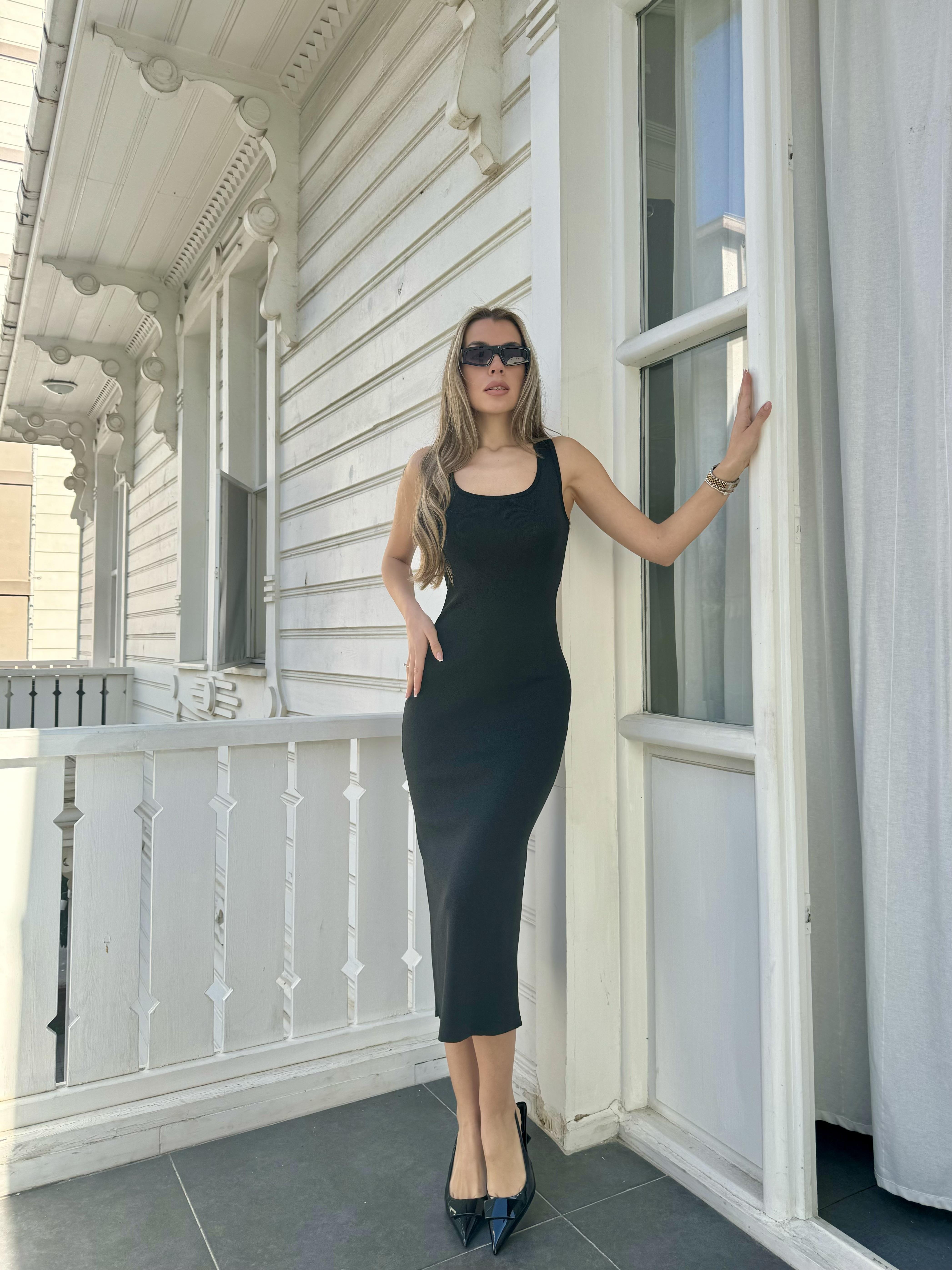 Siyah Simli Sırt Dekolte Midi Boy Elbise