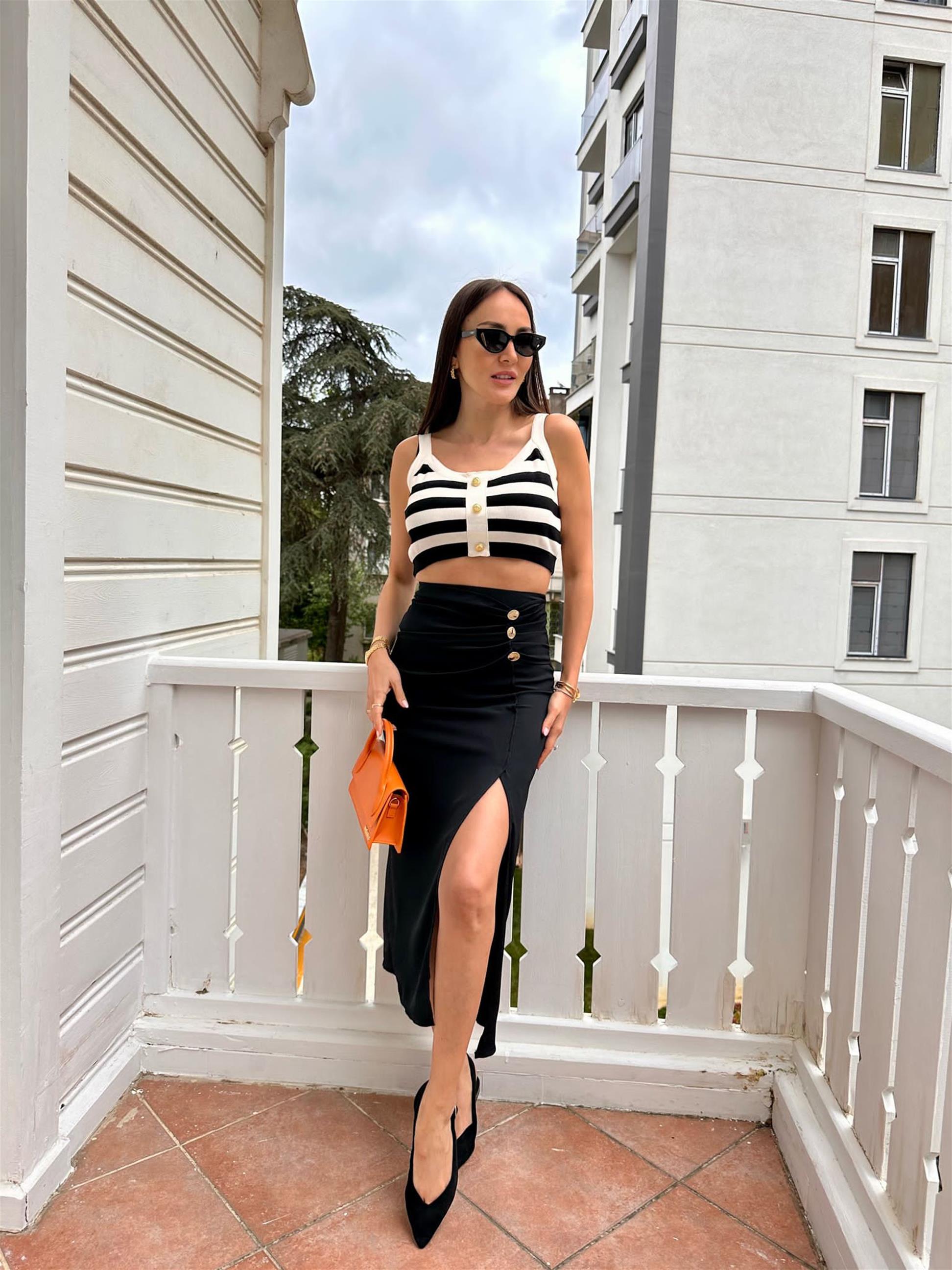 Siyah  Üç Düğmeli Yırtmaçlı Midi Etek