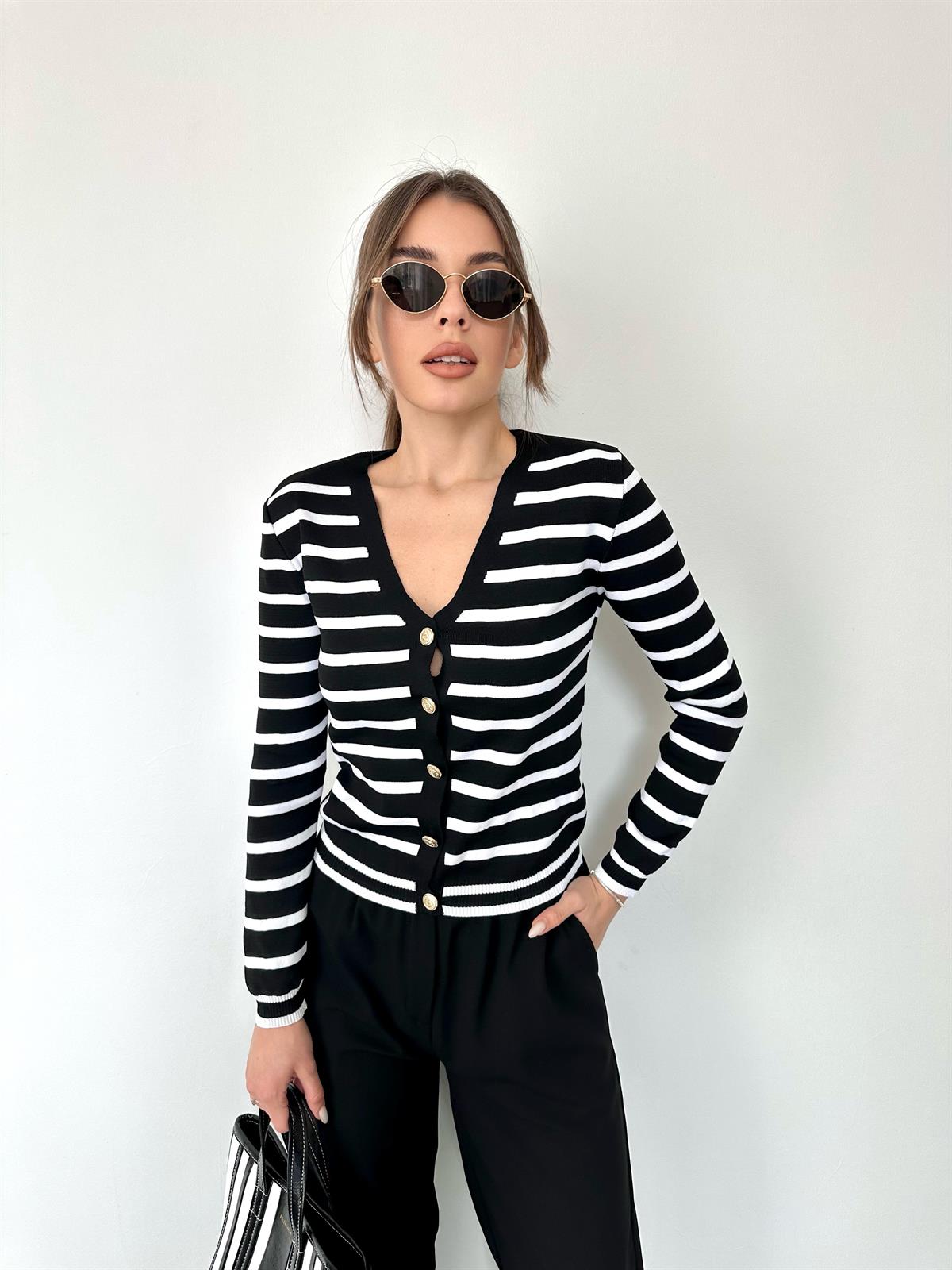 Siyah  V Yaka Altın Renk Düğmeli Hırka